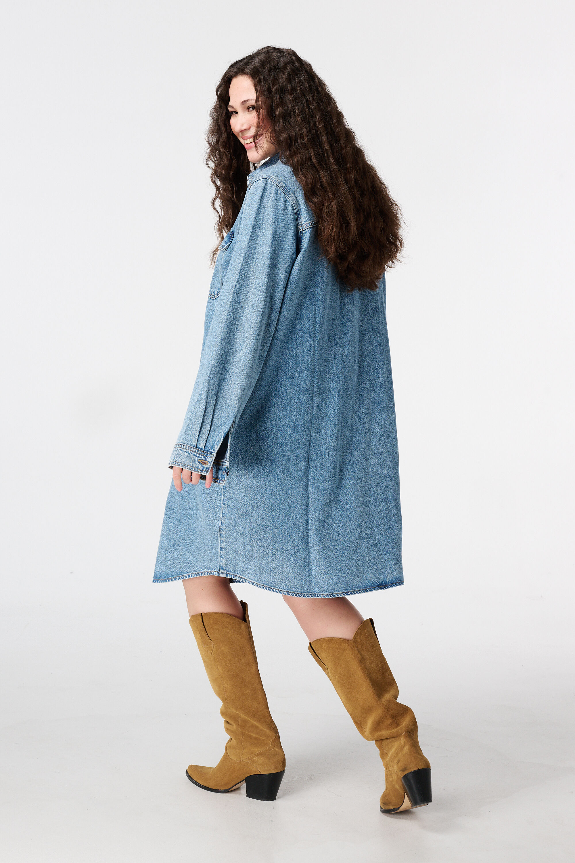 Vestido vaquero con cierre de botones image number 3