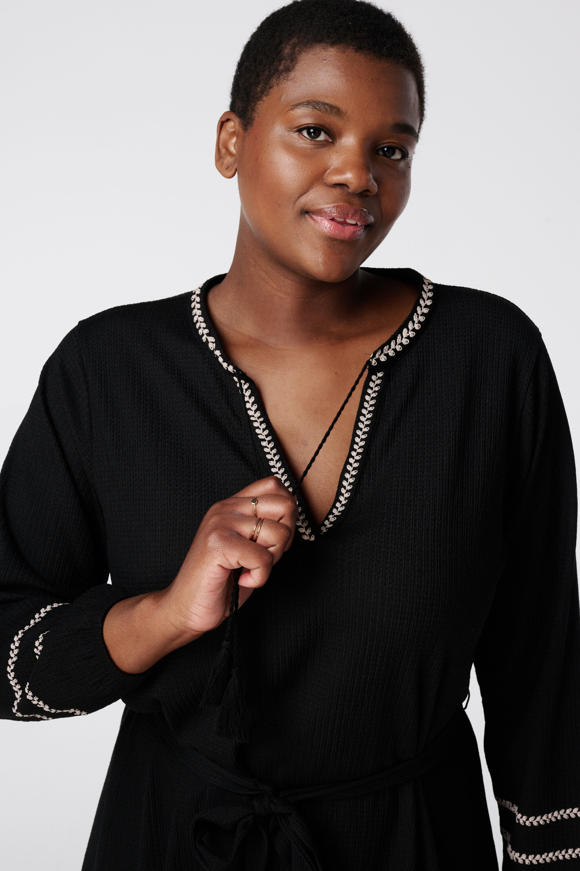 Vestido con textura y contraste image number 4