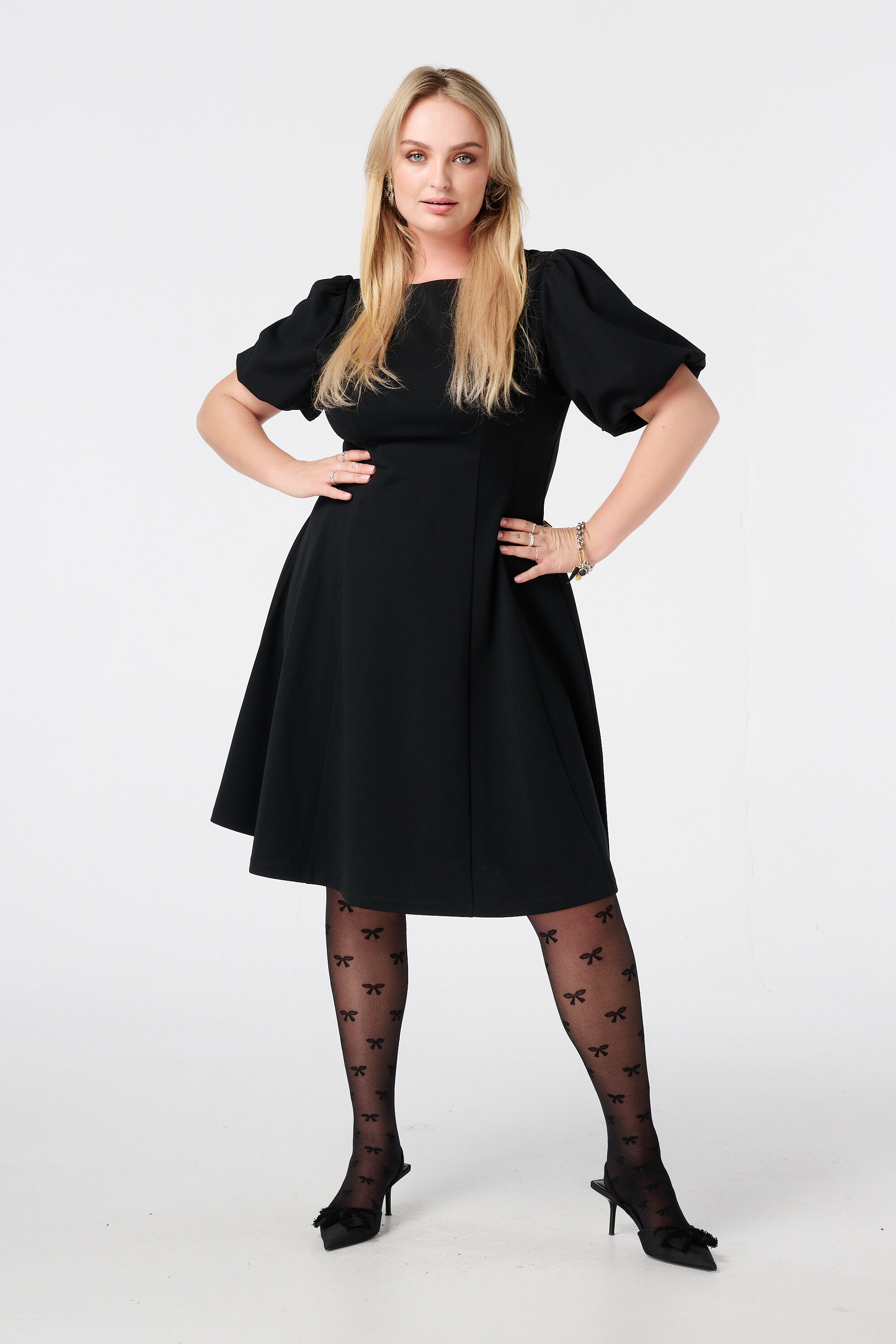 Vestido con costuras decorativas