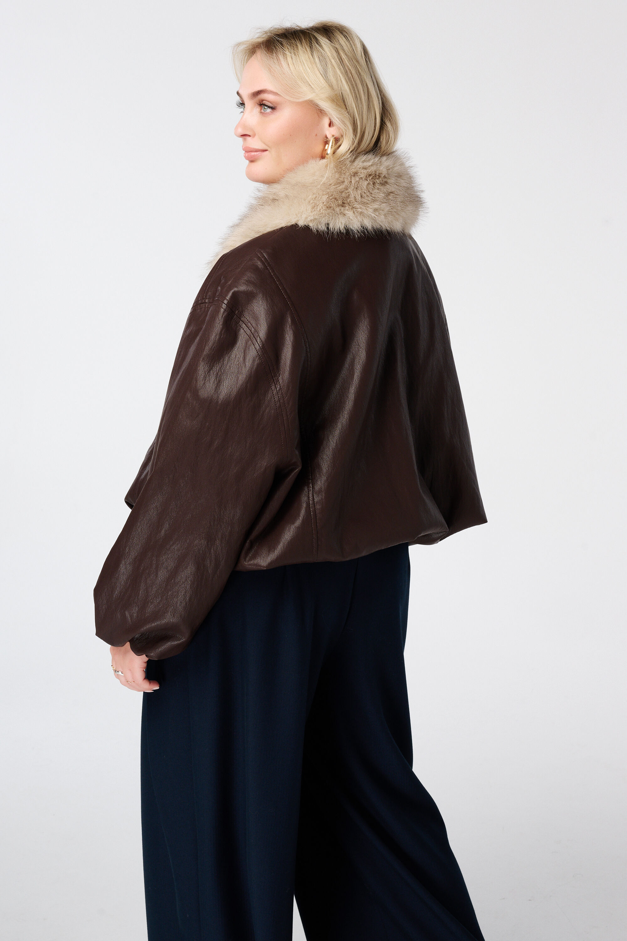 Chaqueta bomber con cuello de pelo sint&eacute;tico image number 3
