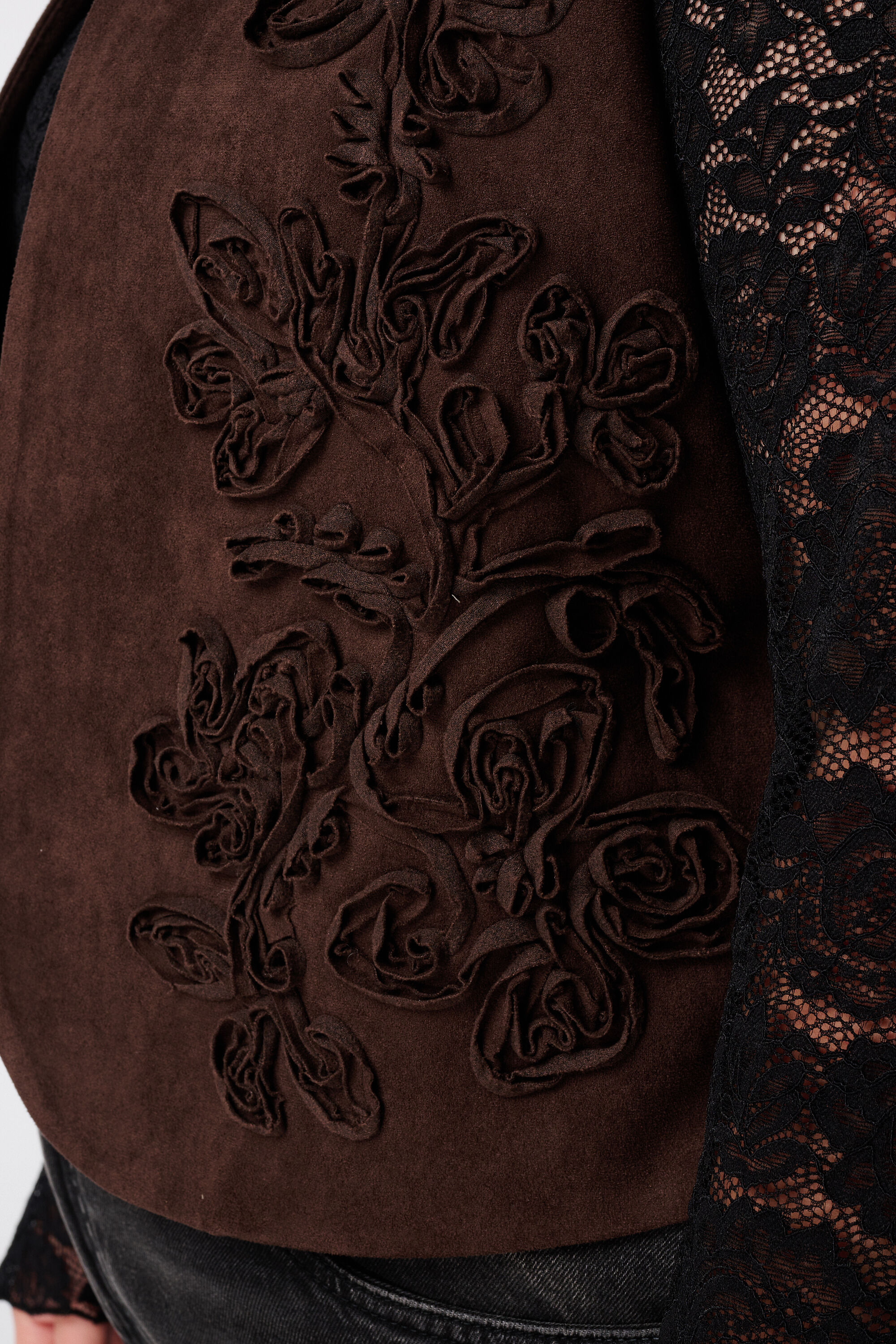 Chaleco con aspecto de ante y bordados image number 6