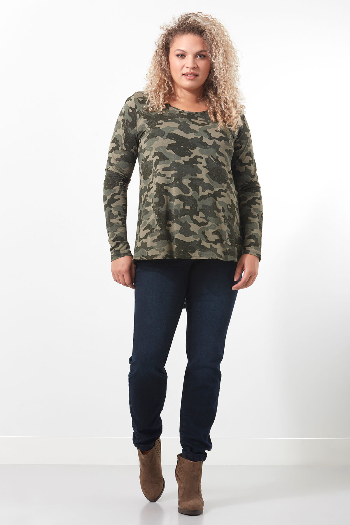 Camiseta con estampado y espalda larga image number 3