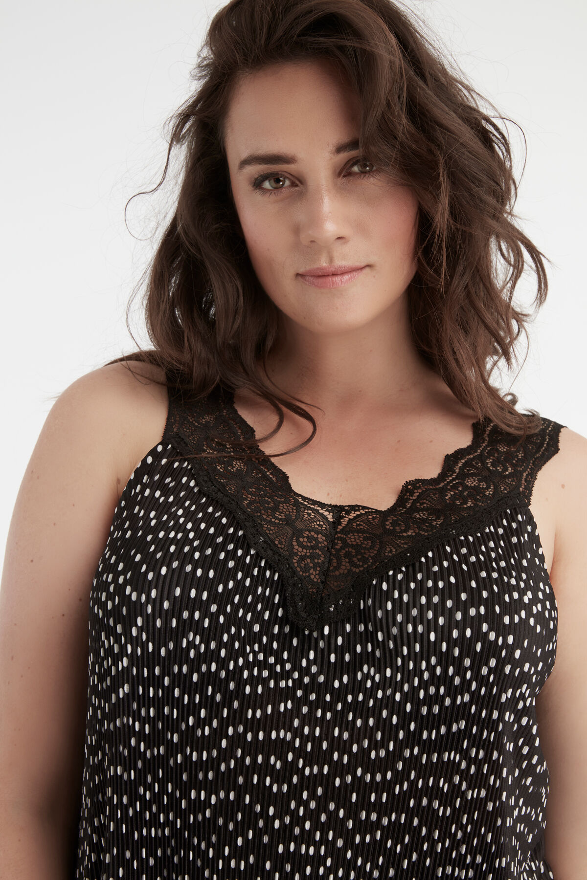 Top plisado con lunares y encaje image number 3