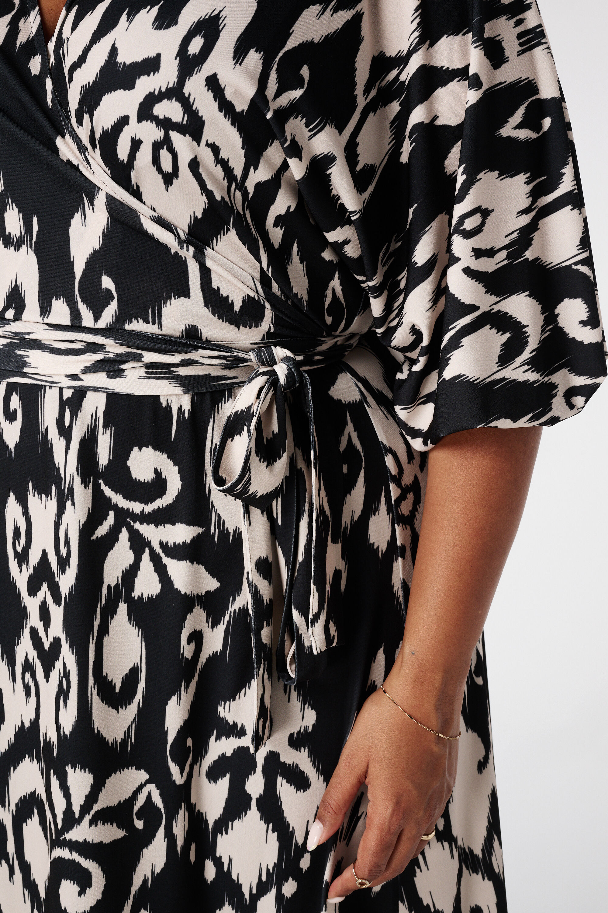 Vestido cruzado con estampado image number 4