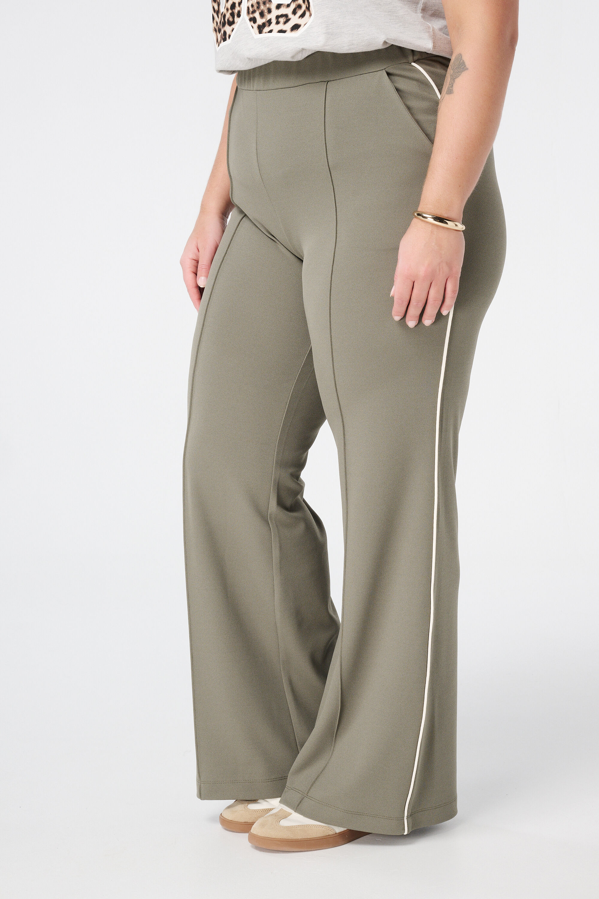 Vaqueros con pespuntes decorativos image number 5