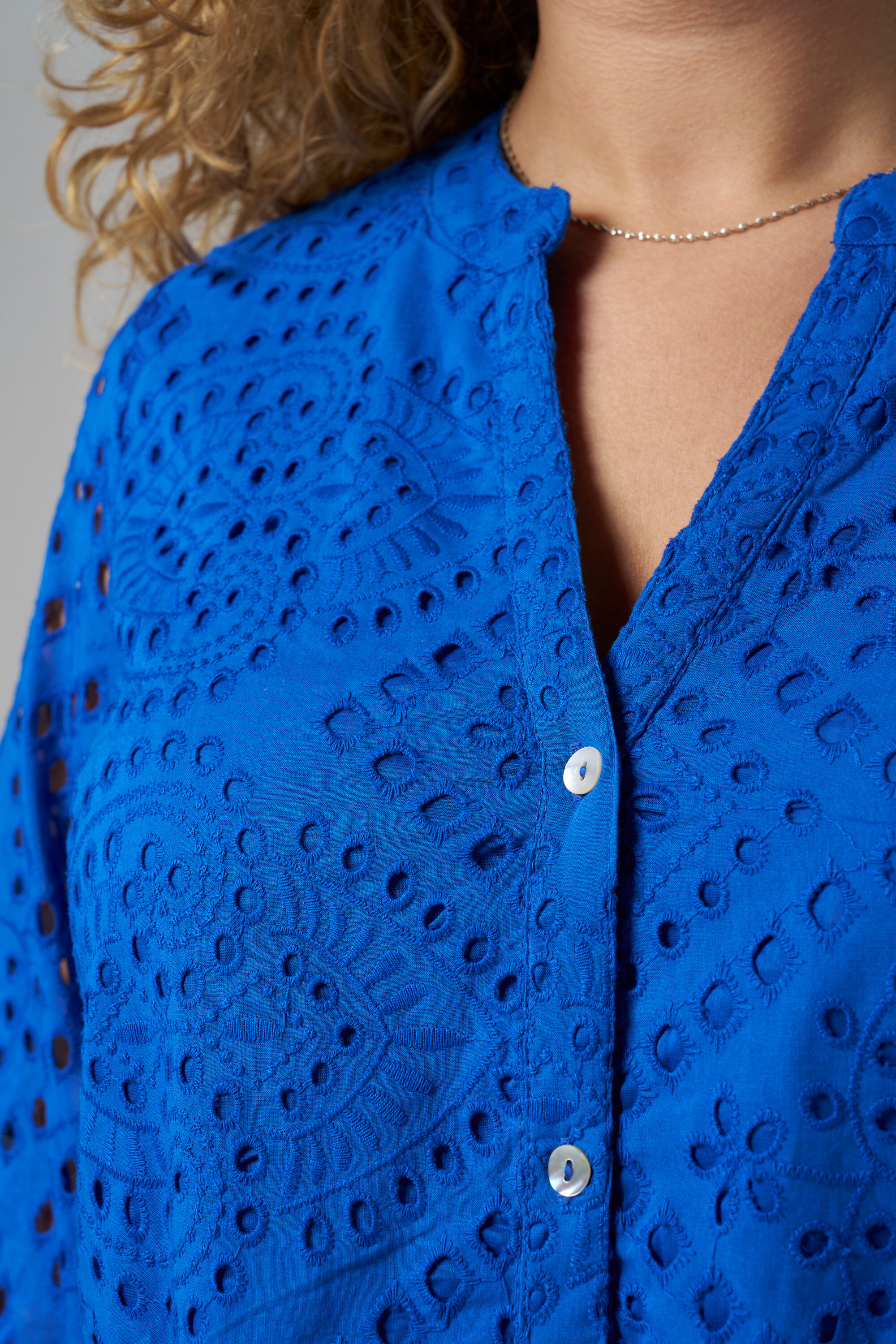 Vestido corto con bordado y un cinto image number 4