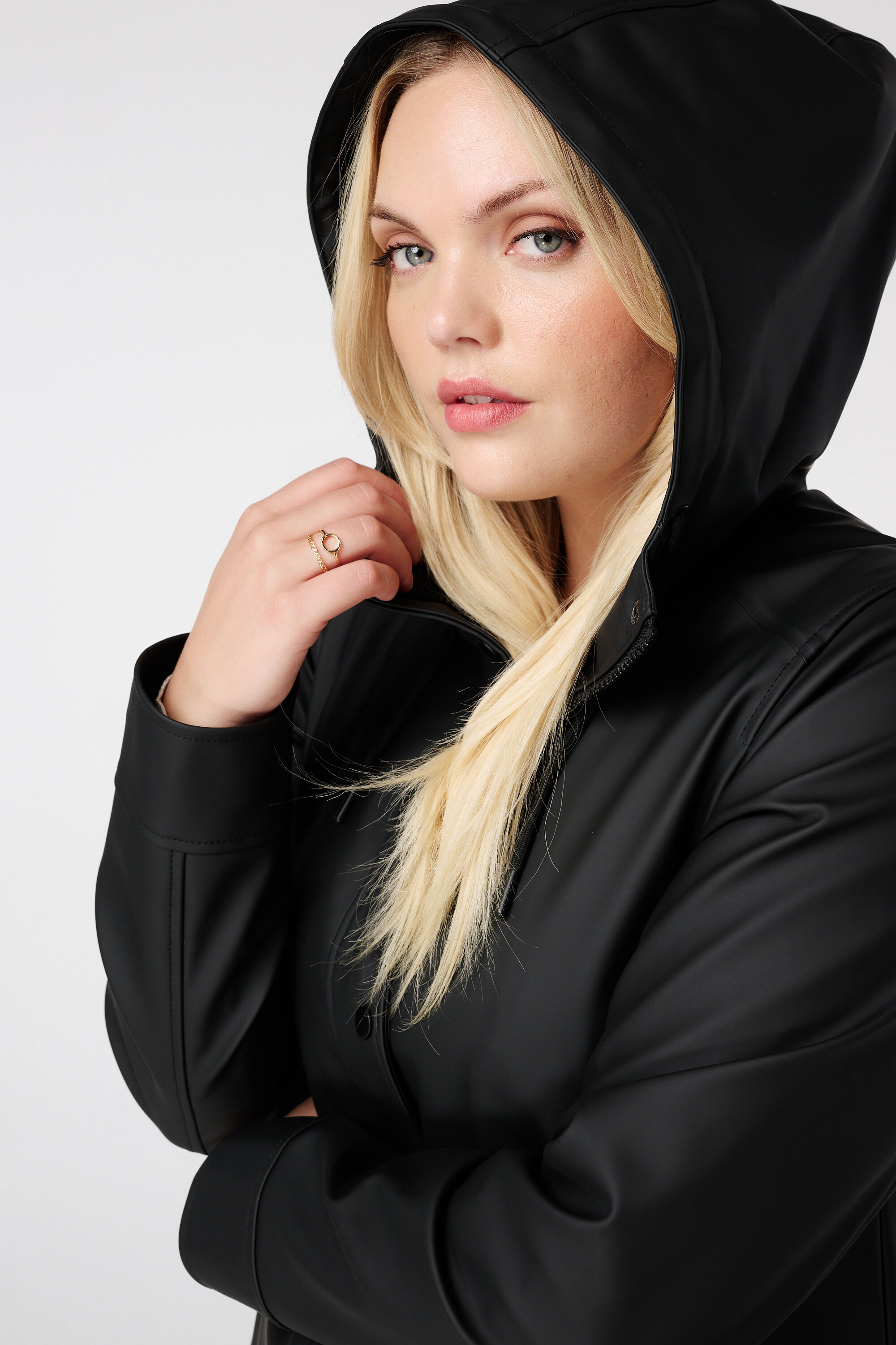 Mackintosh con capucha image number 4