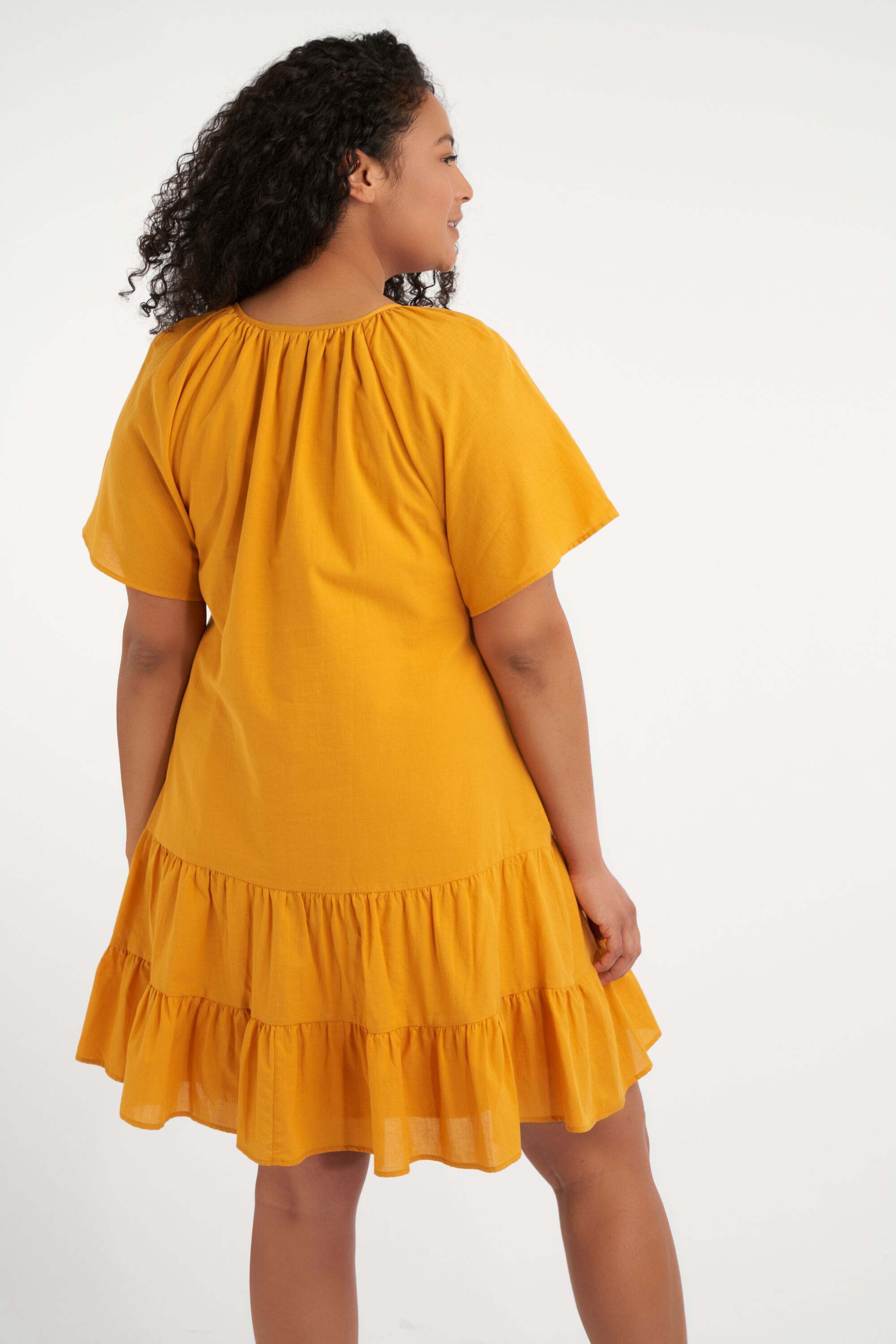 Vestido corto acampanado image number 3