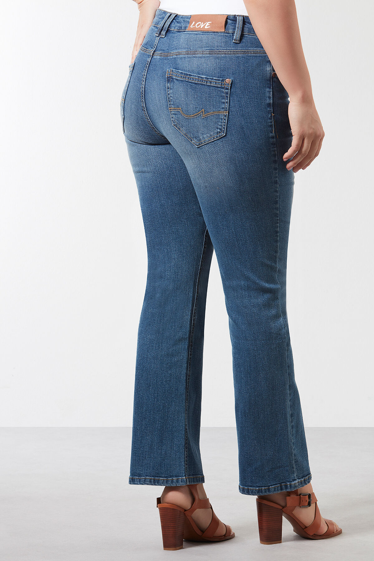 Vaqueros acampanados modelo VIOLET image number 3