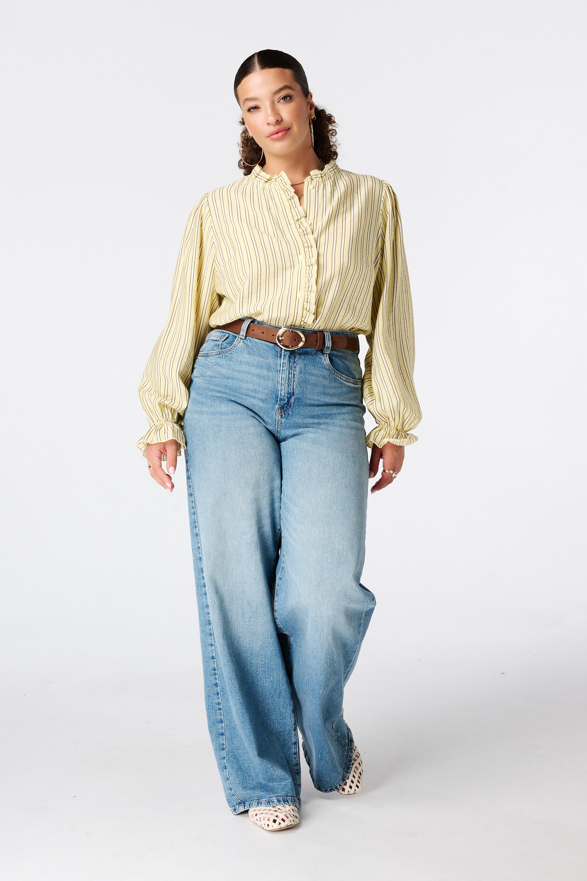 Blusa con volantes image number 5