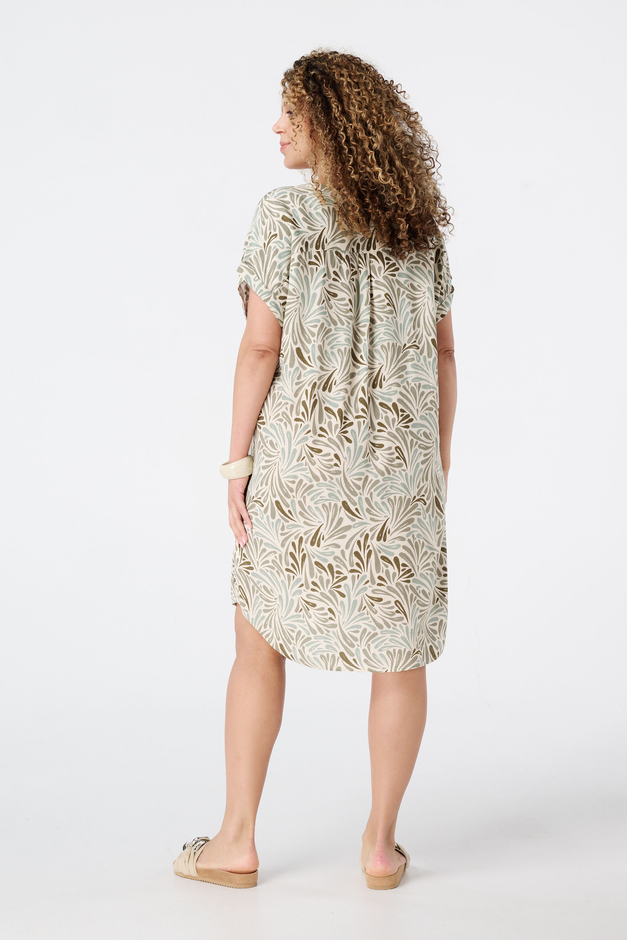 Vestido ligero con escote en V image number 3