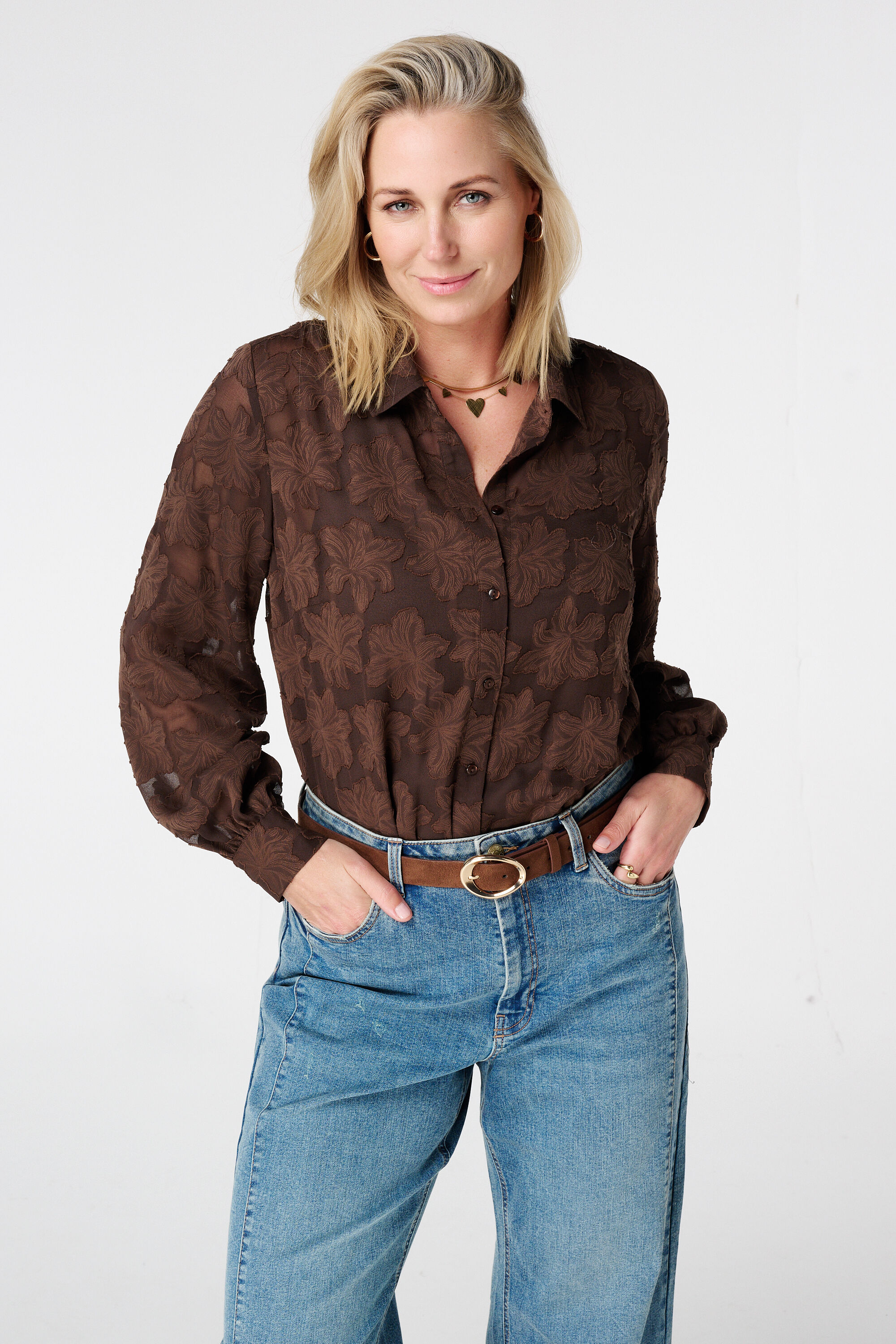 Blusa transl&uacute;cida con textura floral