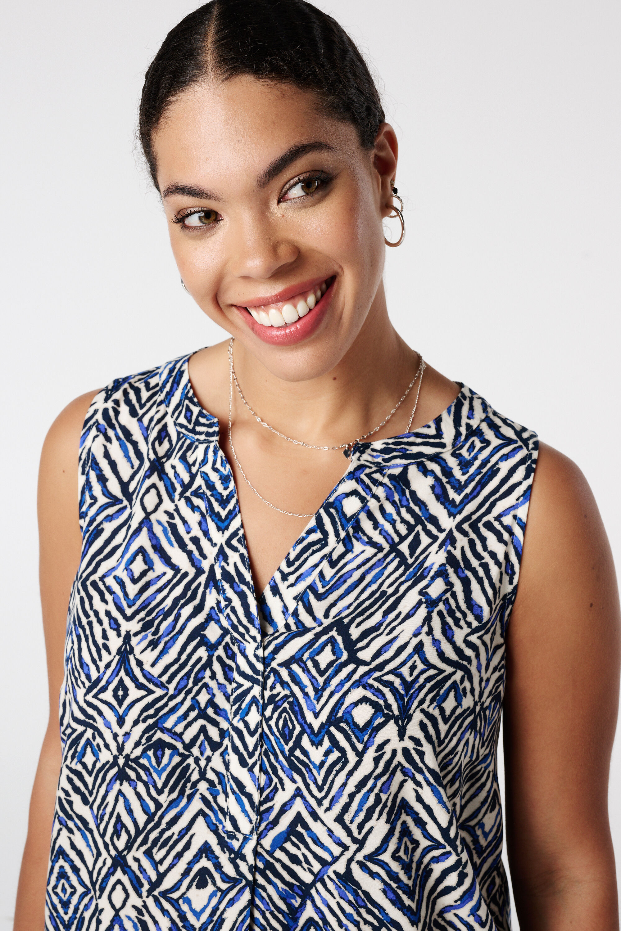 Top con escote en V y estampado image number 4