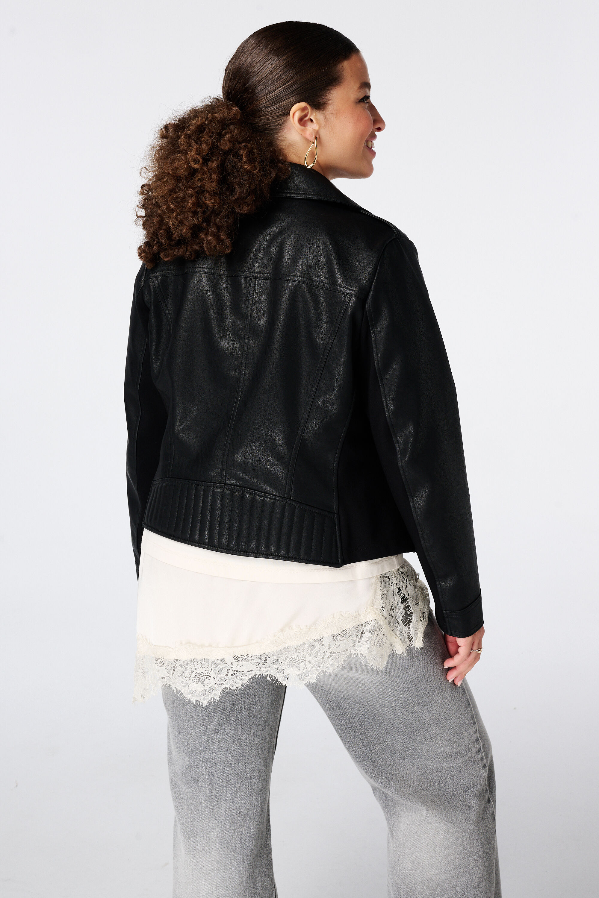 Chaqueta tipo cuero con detalles plateados image number 3