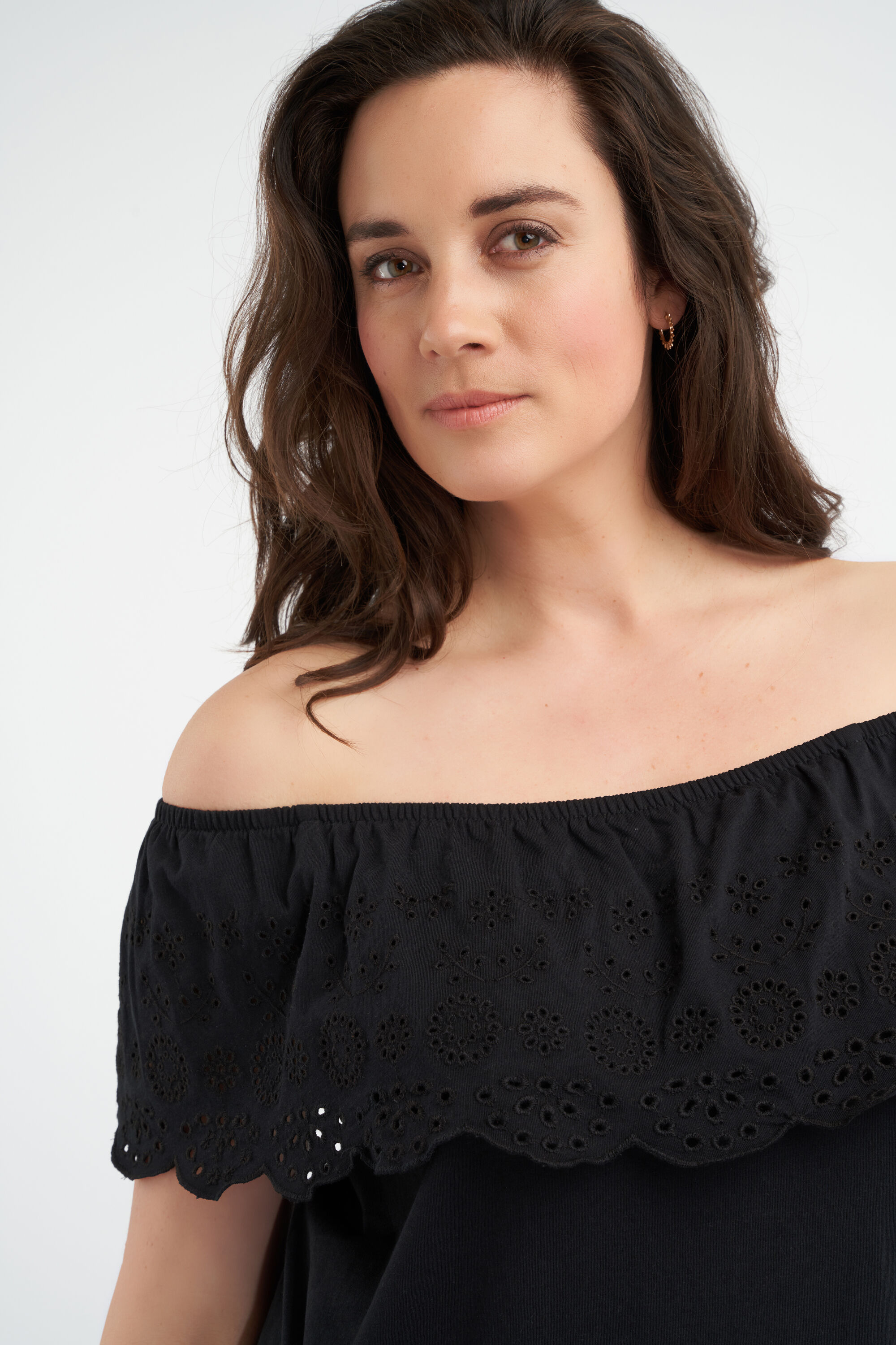 Top de algod&oacute;n con hombros descubiertos image number 4