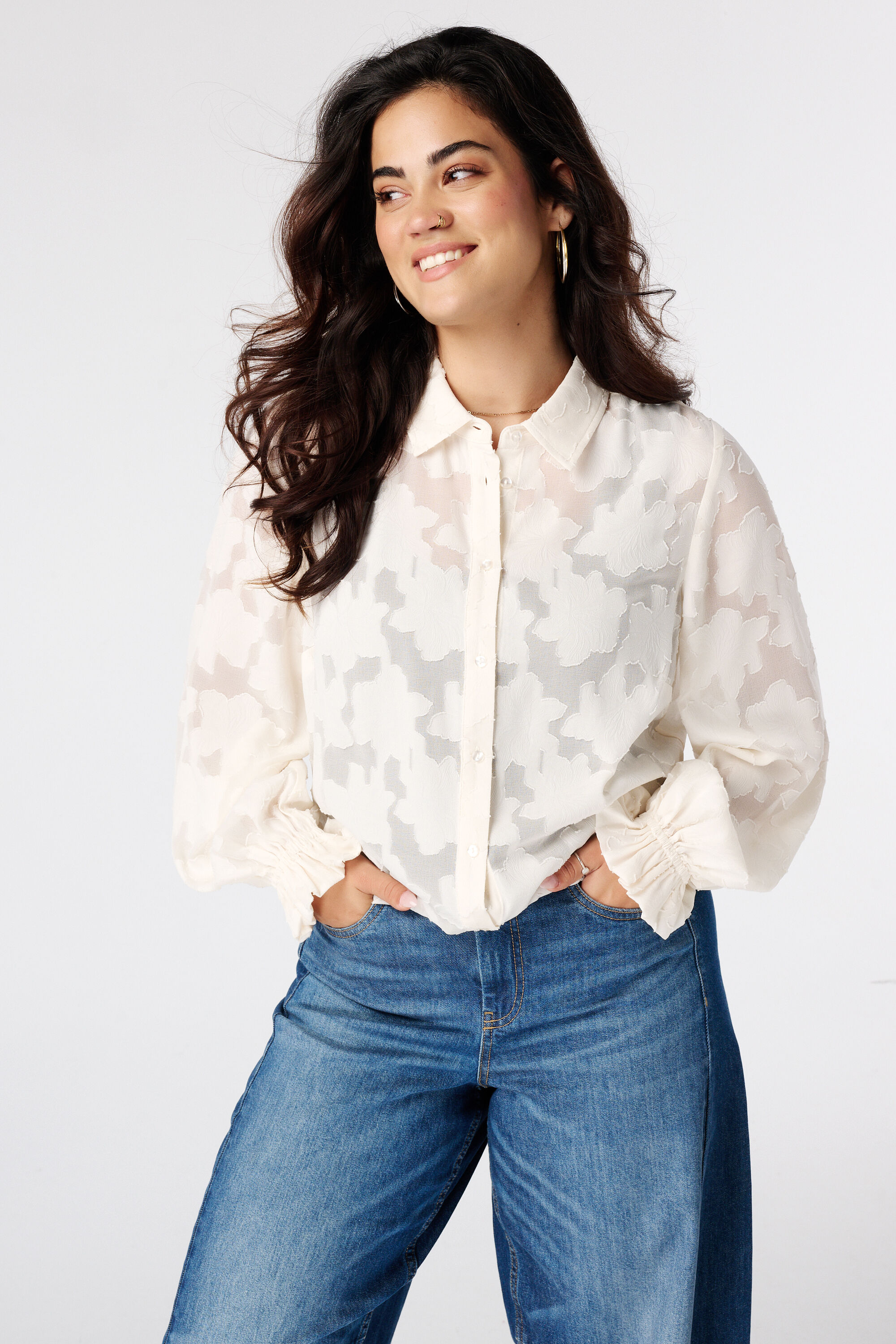 Blusa transl&uacute;cida con textura floral