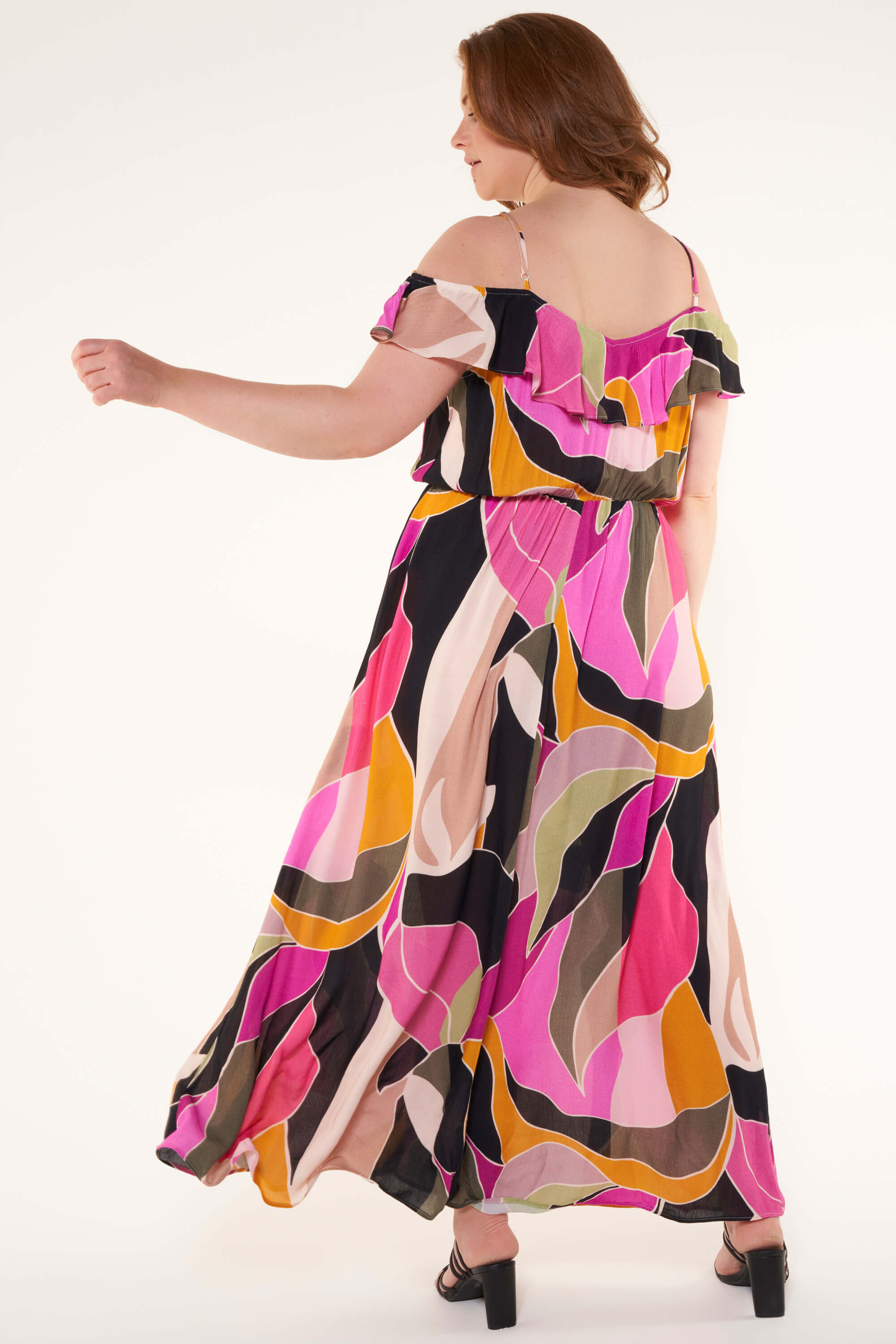 Vestido largo con los hombros al descubierto image number 3