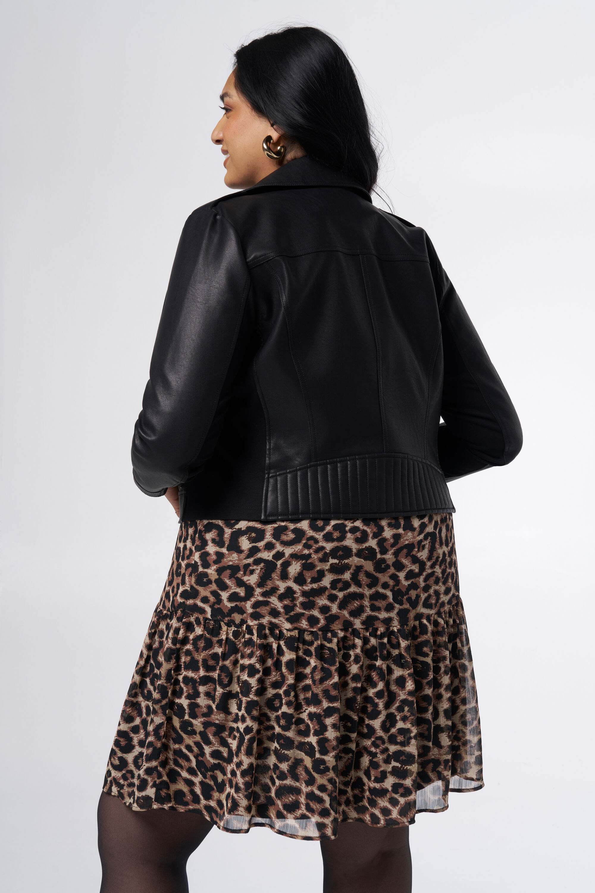 Chaqueta tipo cuero con detalles plateados image number 3