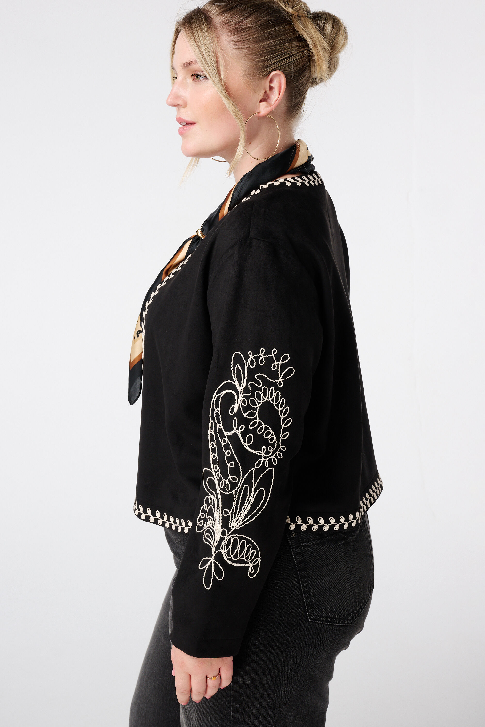 Chaqueta de antelina con bordado image number 4