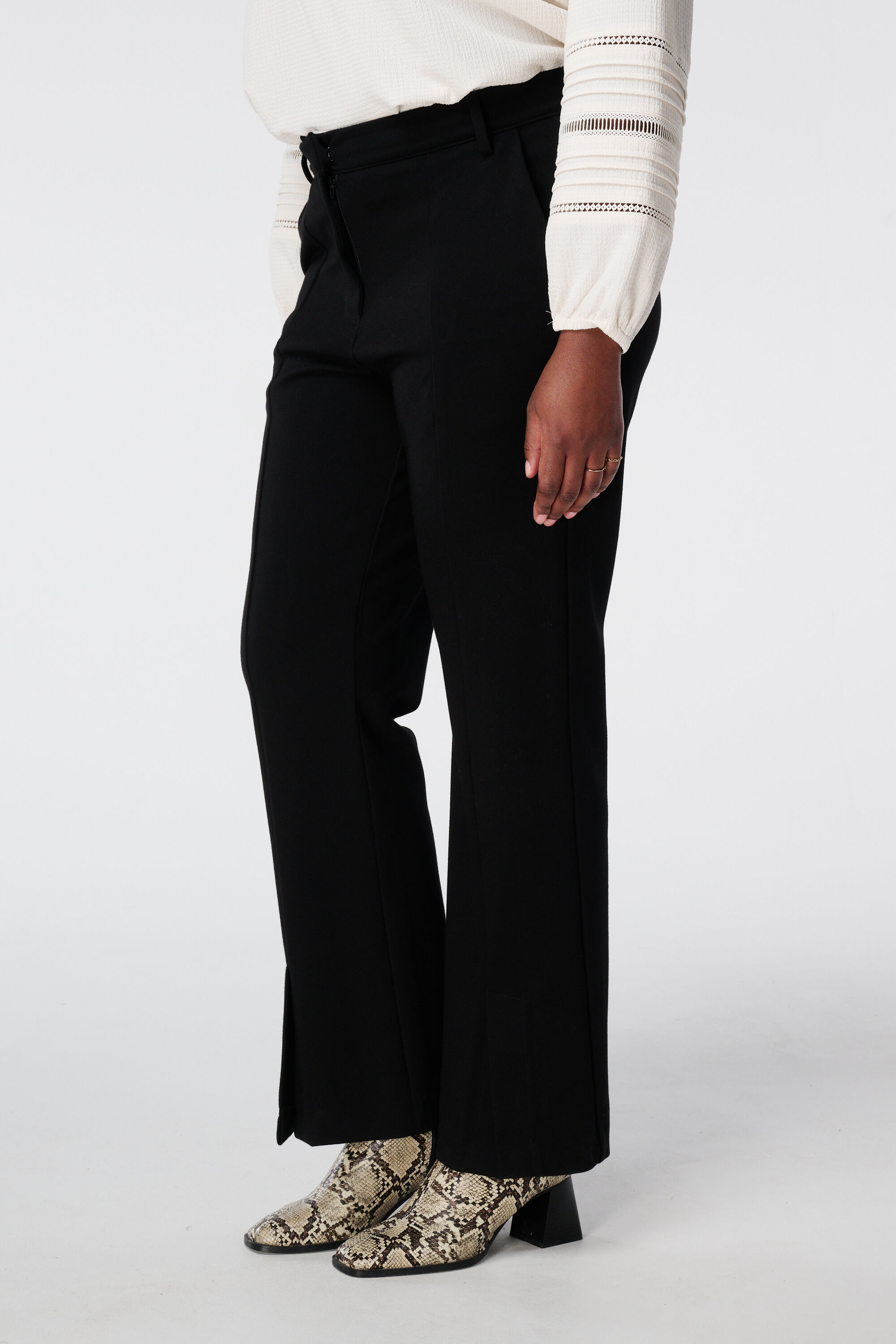 Pantalones con apertura image number 5