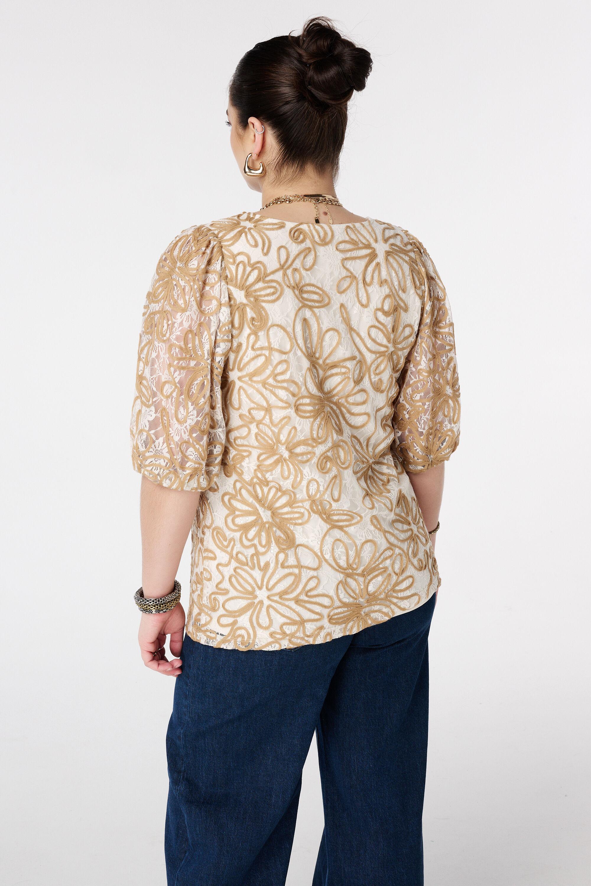 Top bordado con mangas de malla image number 3