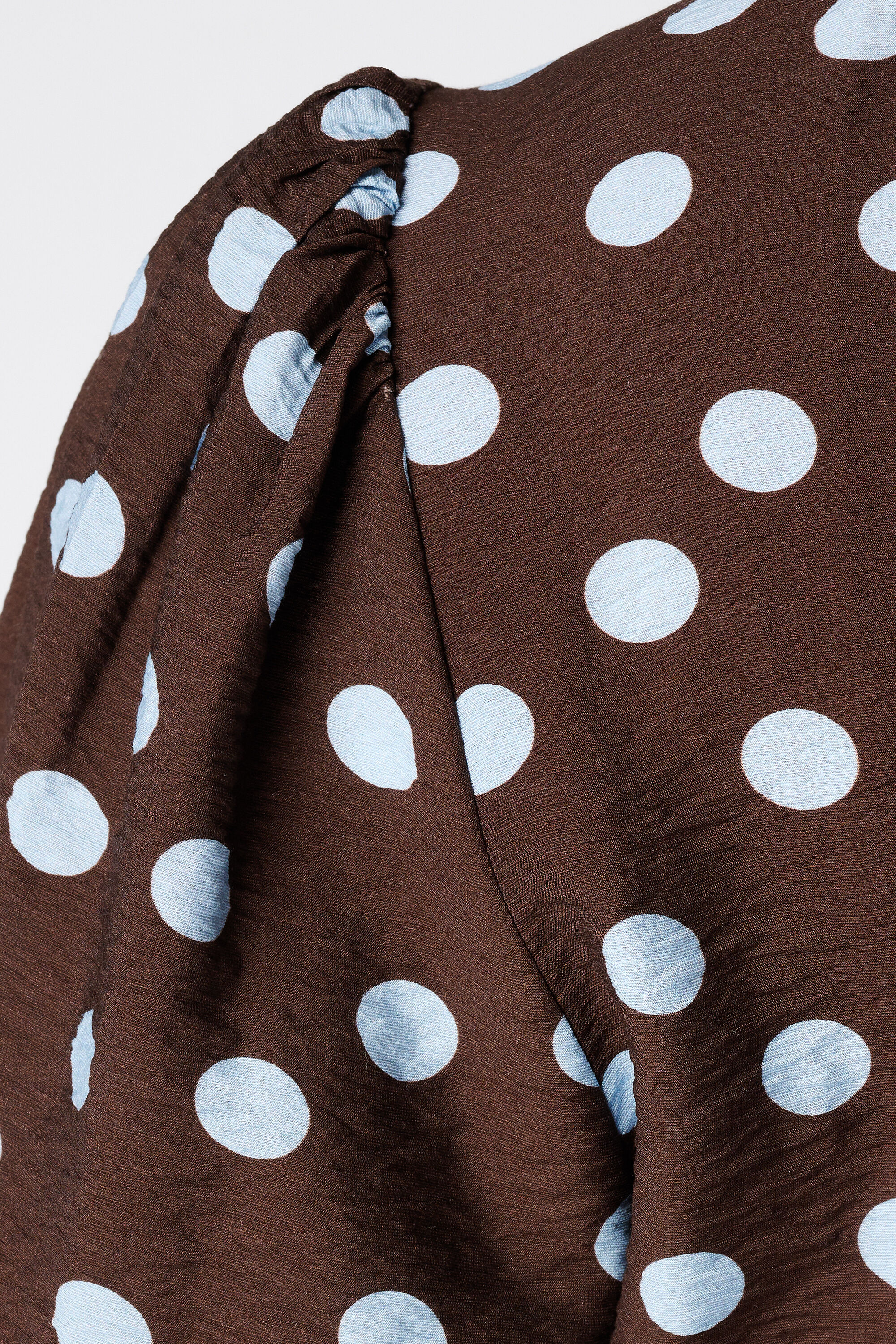 Blusa entallada con estampado de lunares image number 6