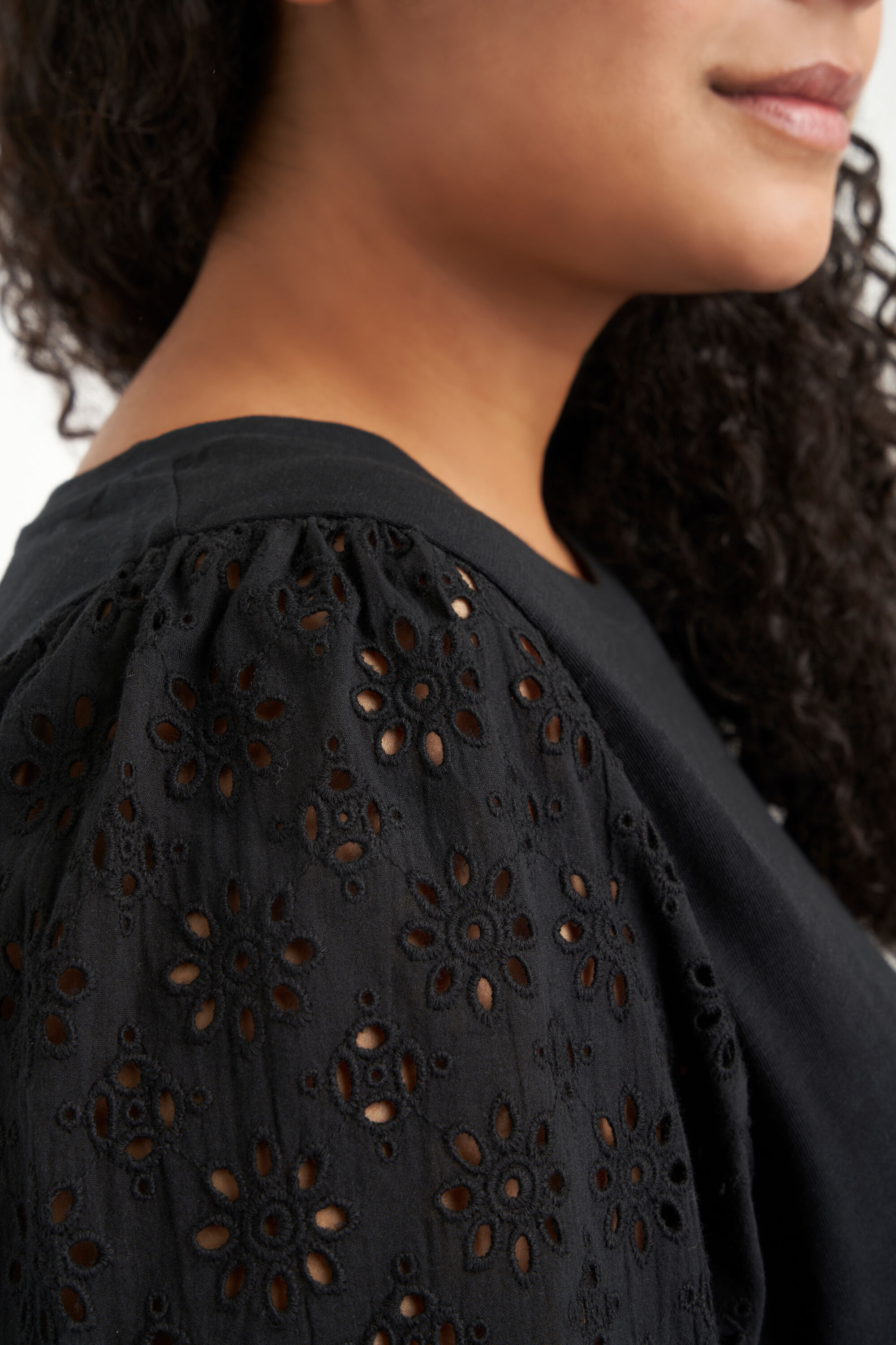 Top con bordados image number 5