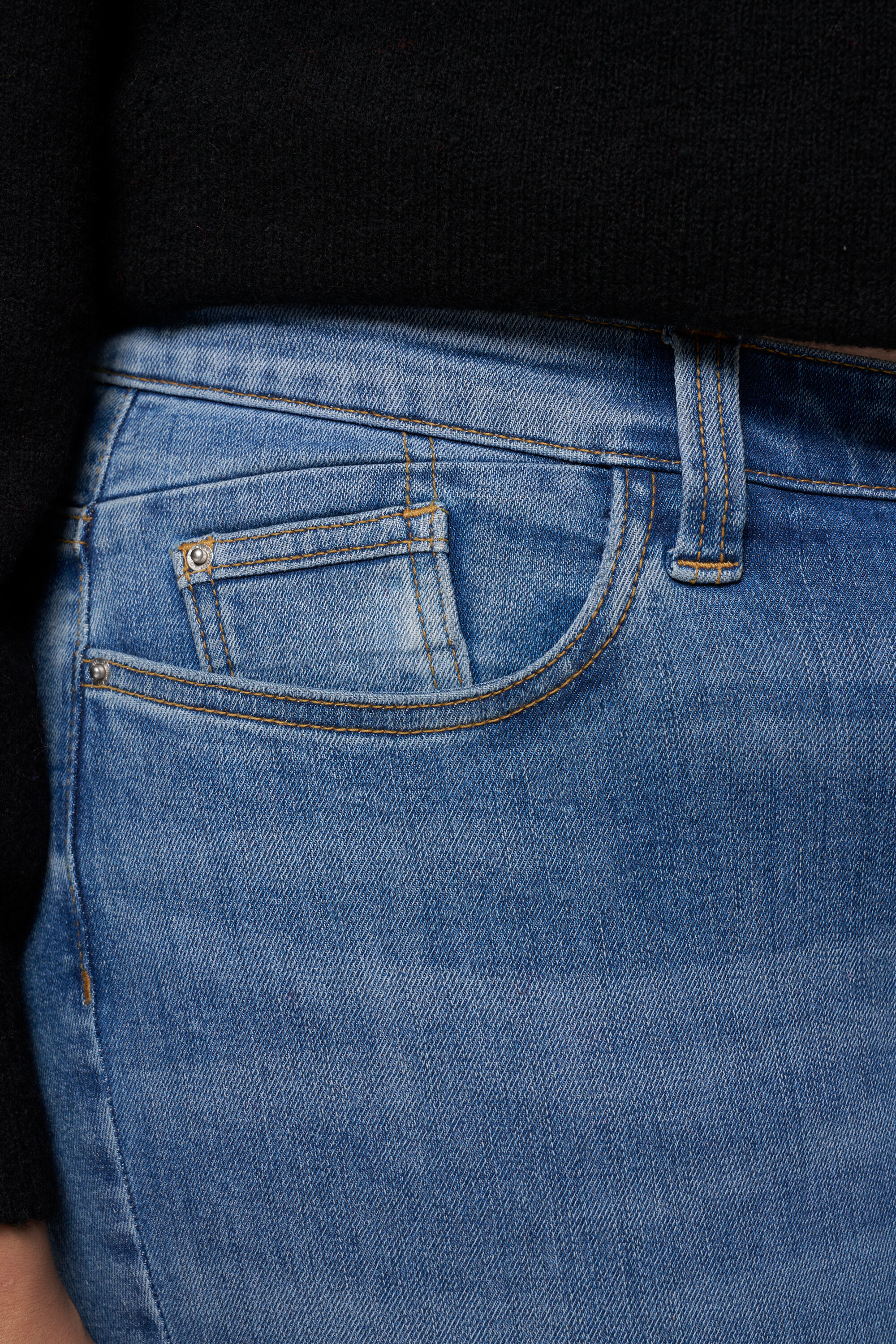 Vaqueros Slim IRIS con tejido el&aacute;stico image number 4