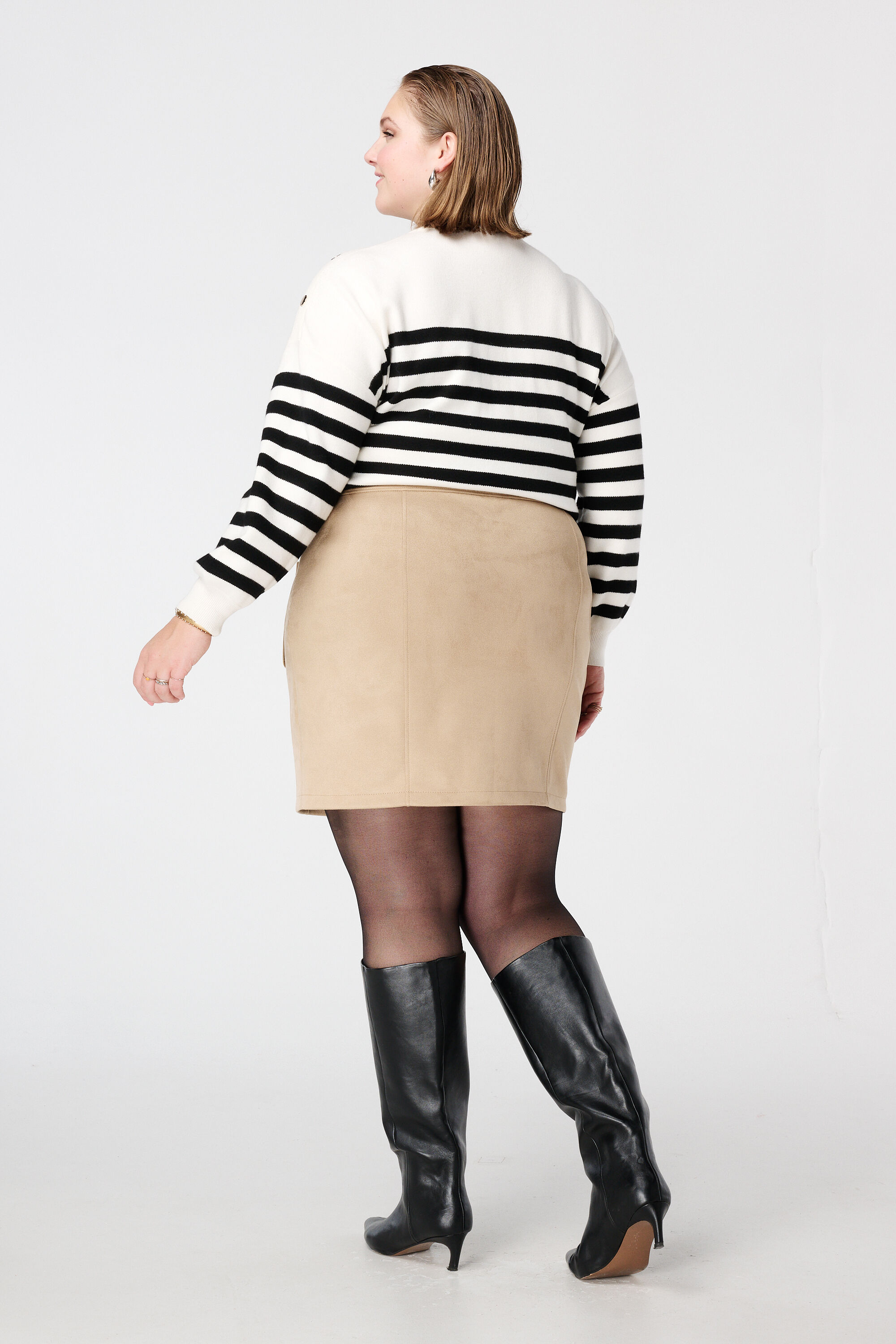 Falda de antelina con botones image number 3