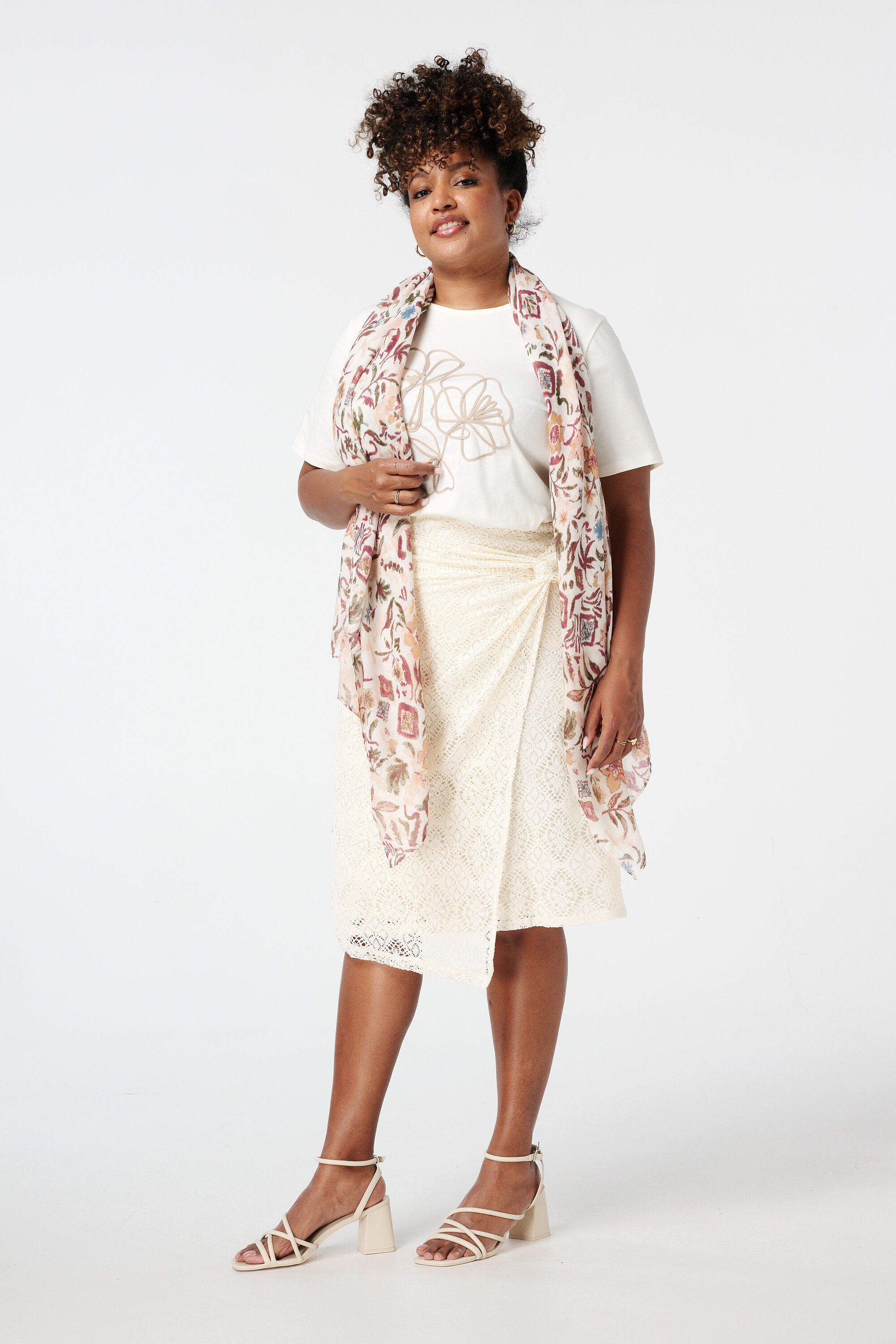 Fular con estampado  image number 2