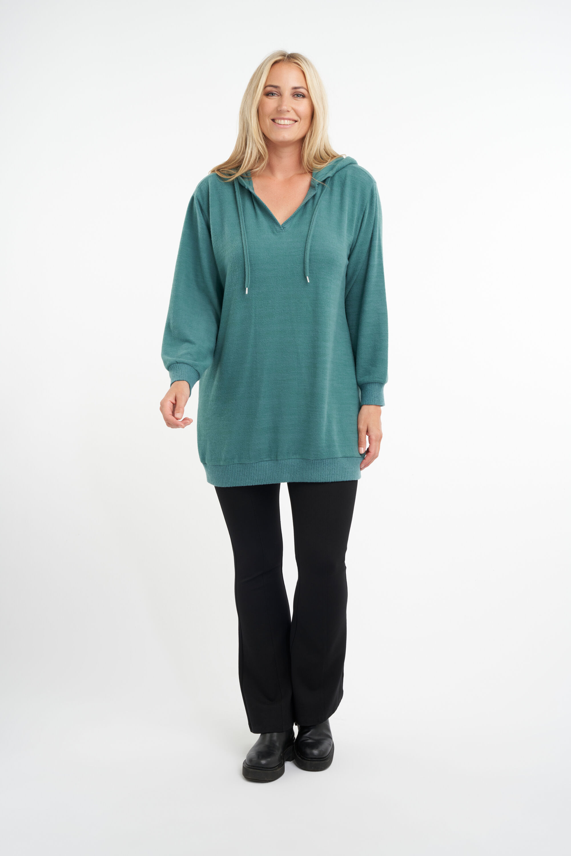 Su&eacute;ter con capucha image number 5