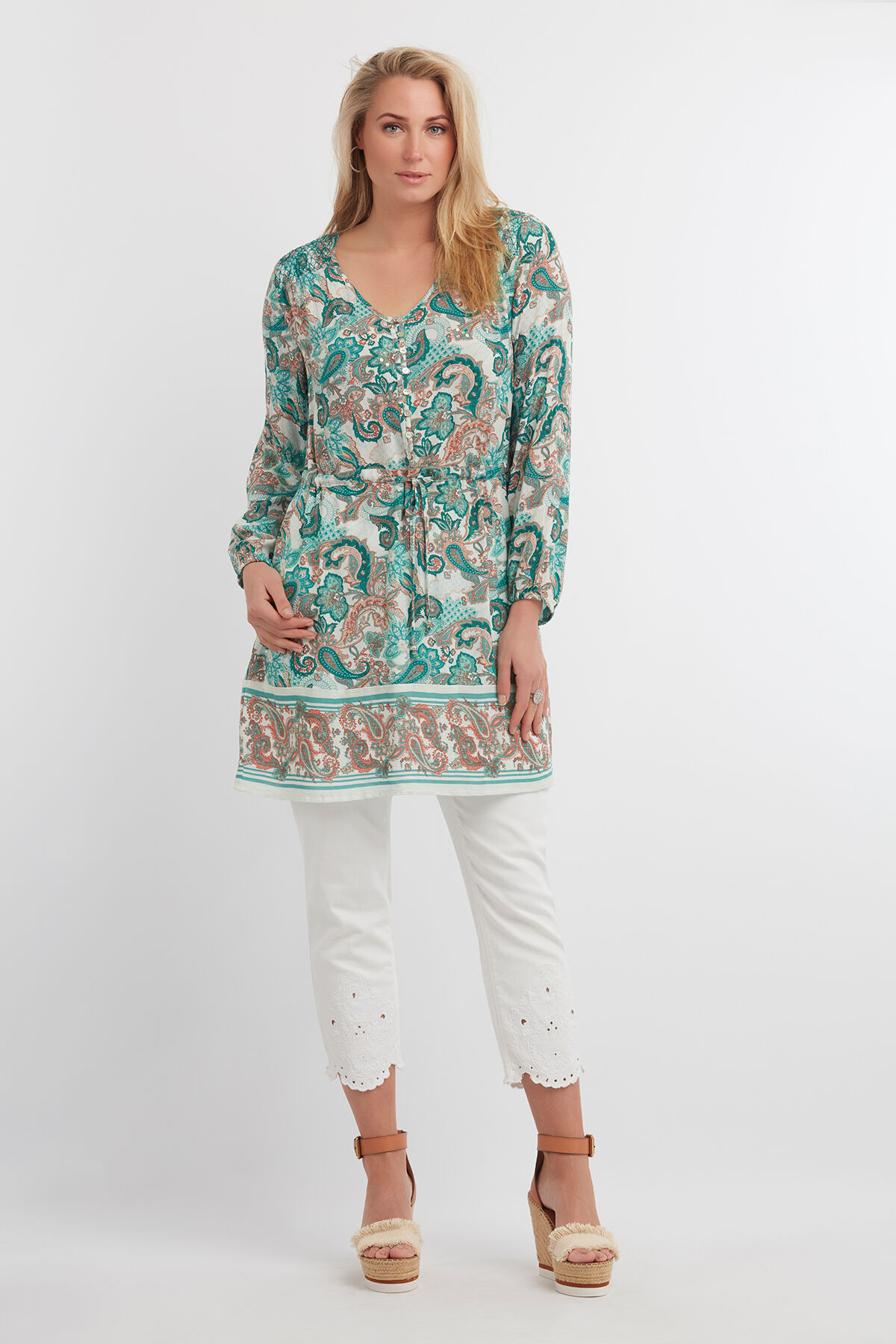 Pantalones tres cuartos con bordado image number 4