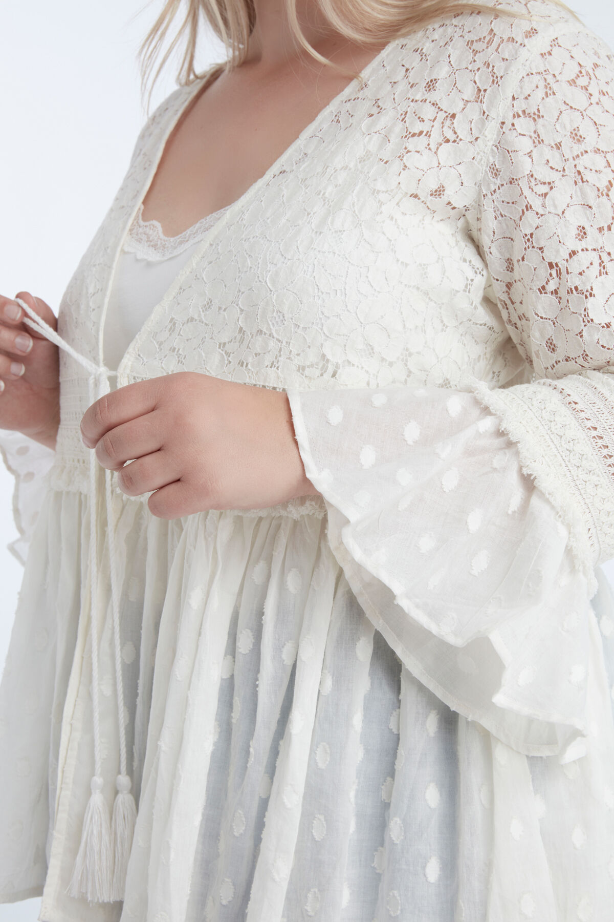 Blusa con mangas de encaje image number 3