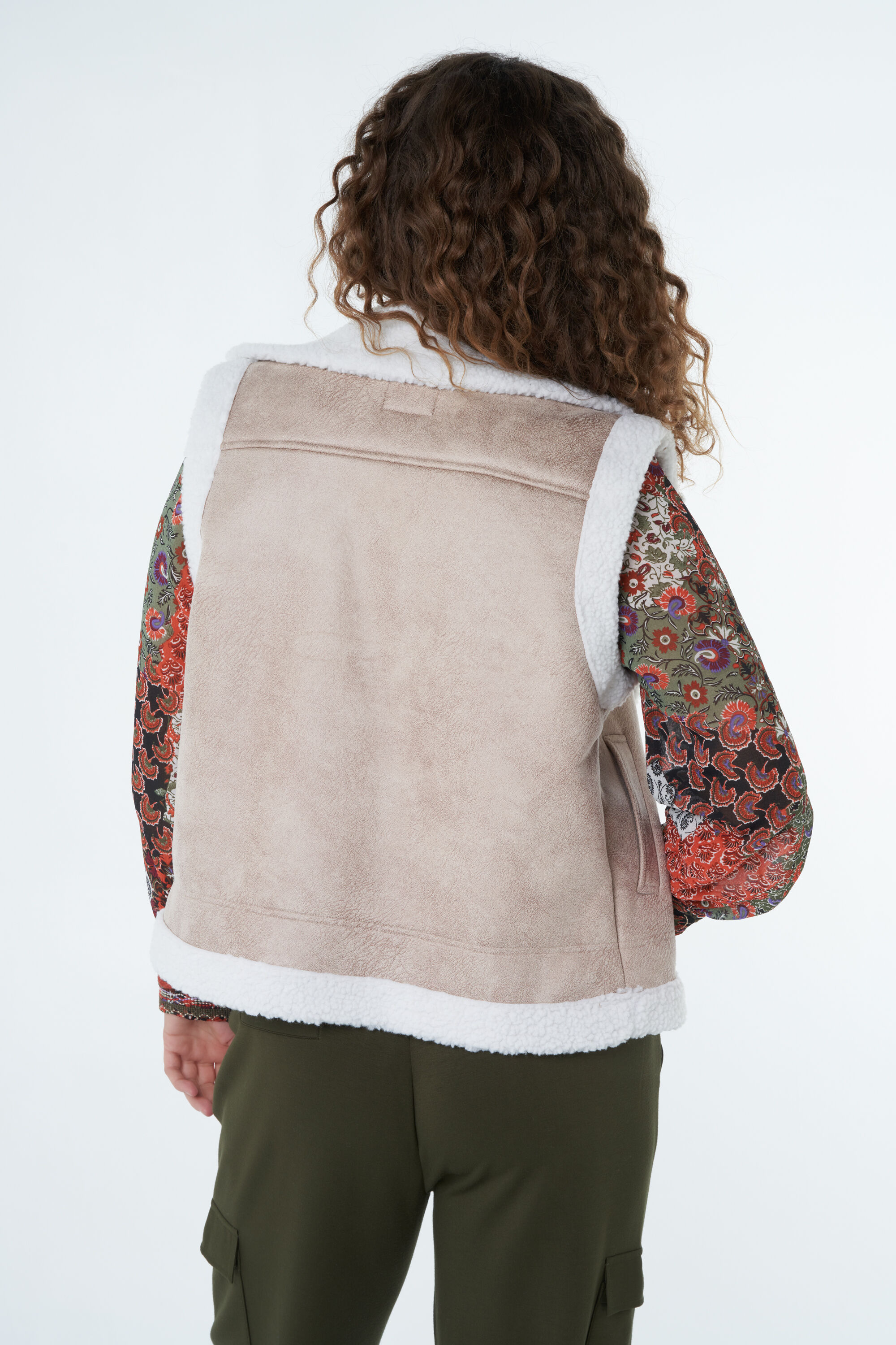 Chaleco acolchado reversible image number 4