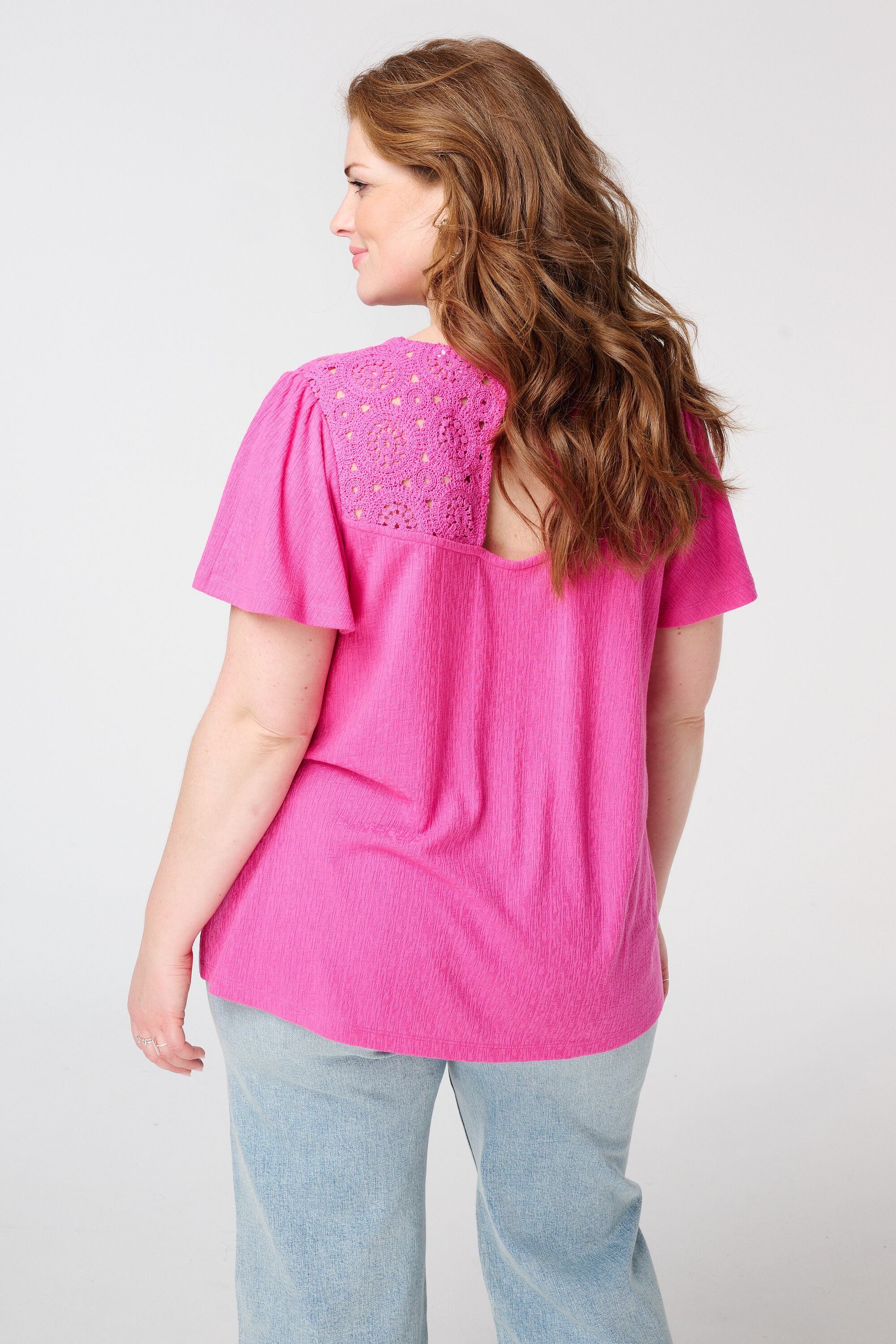 Camiseta con detalle en crochet  image number 3