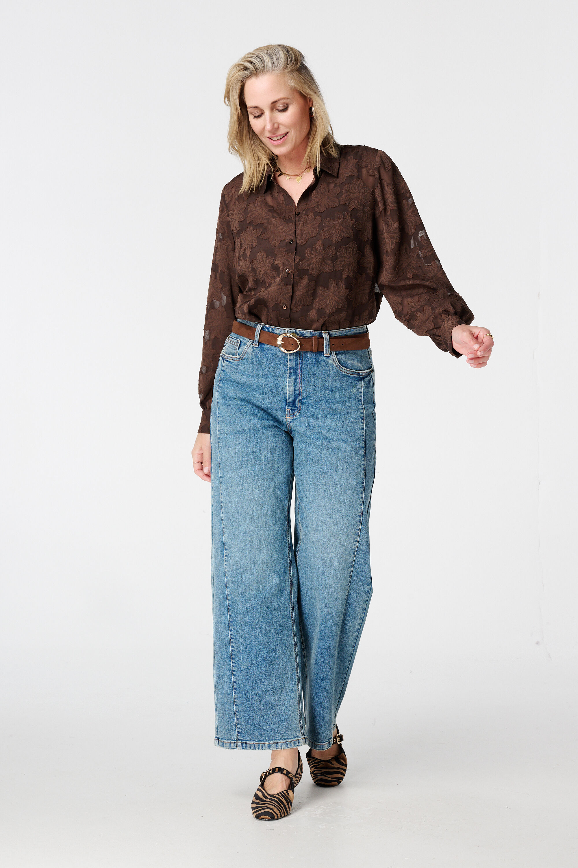 Blusa transl&uacute;cida con textura floral image number 5