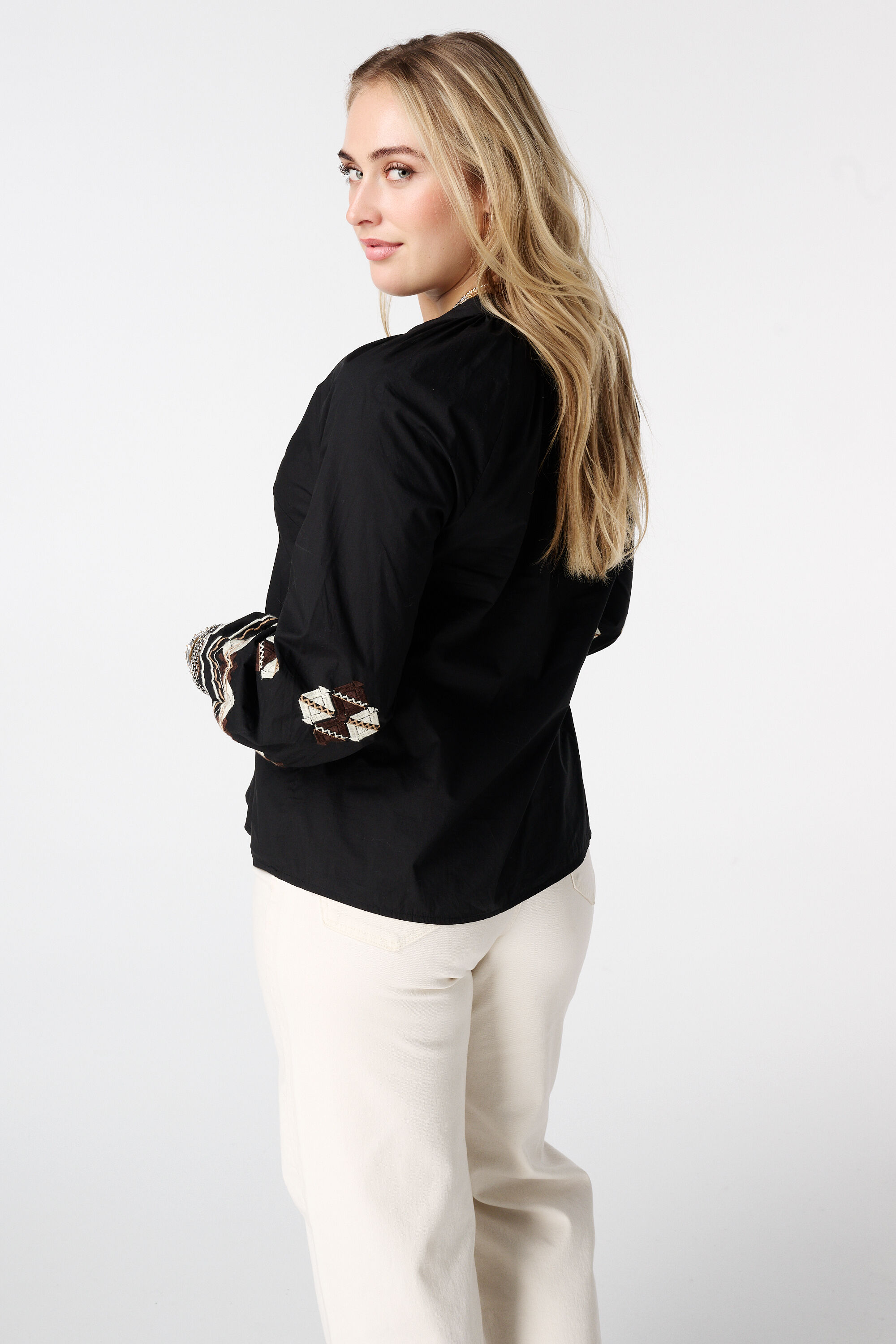 Blusa con bordado image number 3