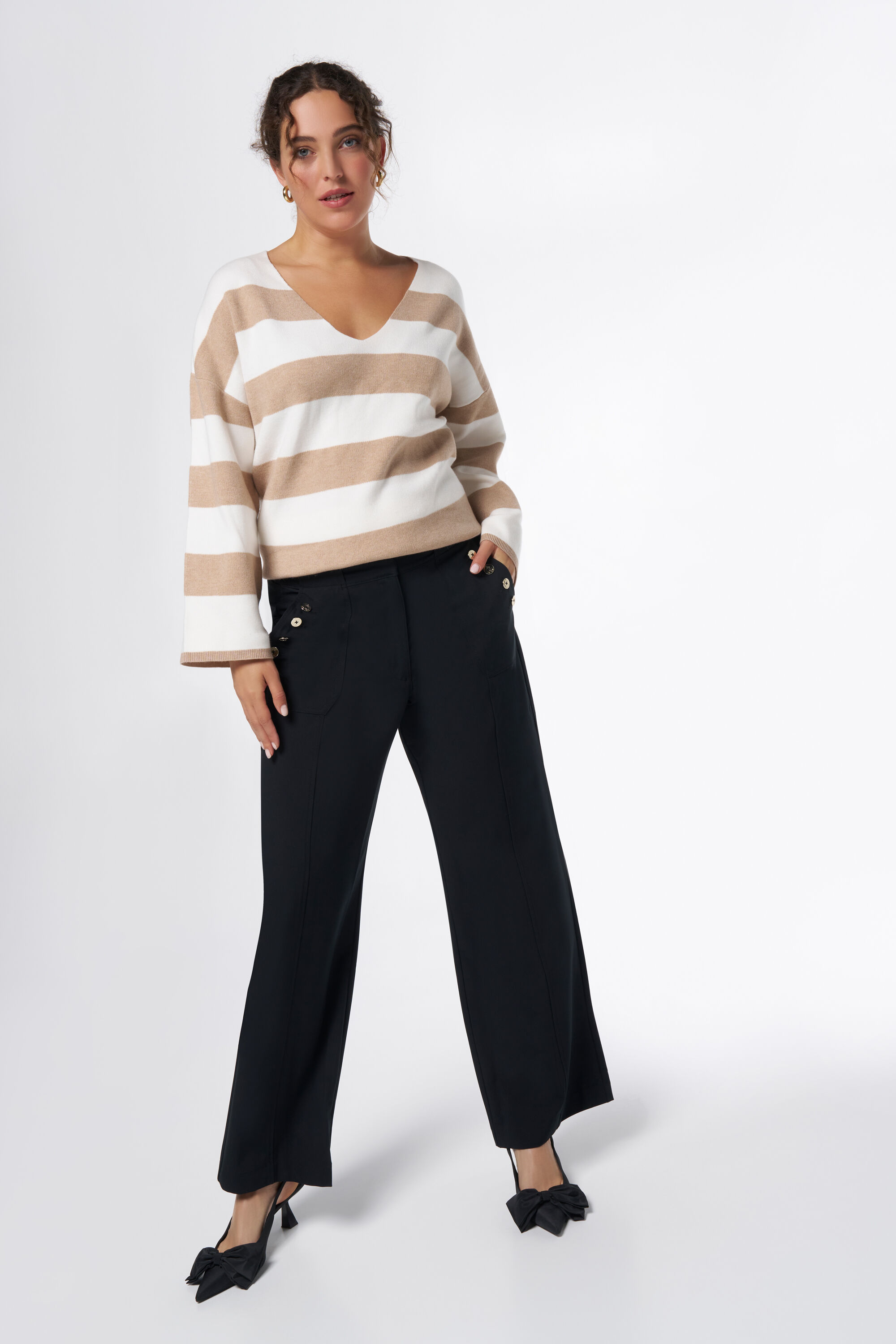 Pantalones de pernera ancha con botones decorativos image number 0