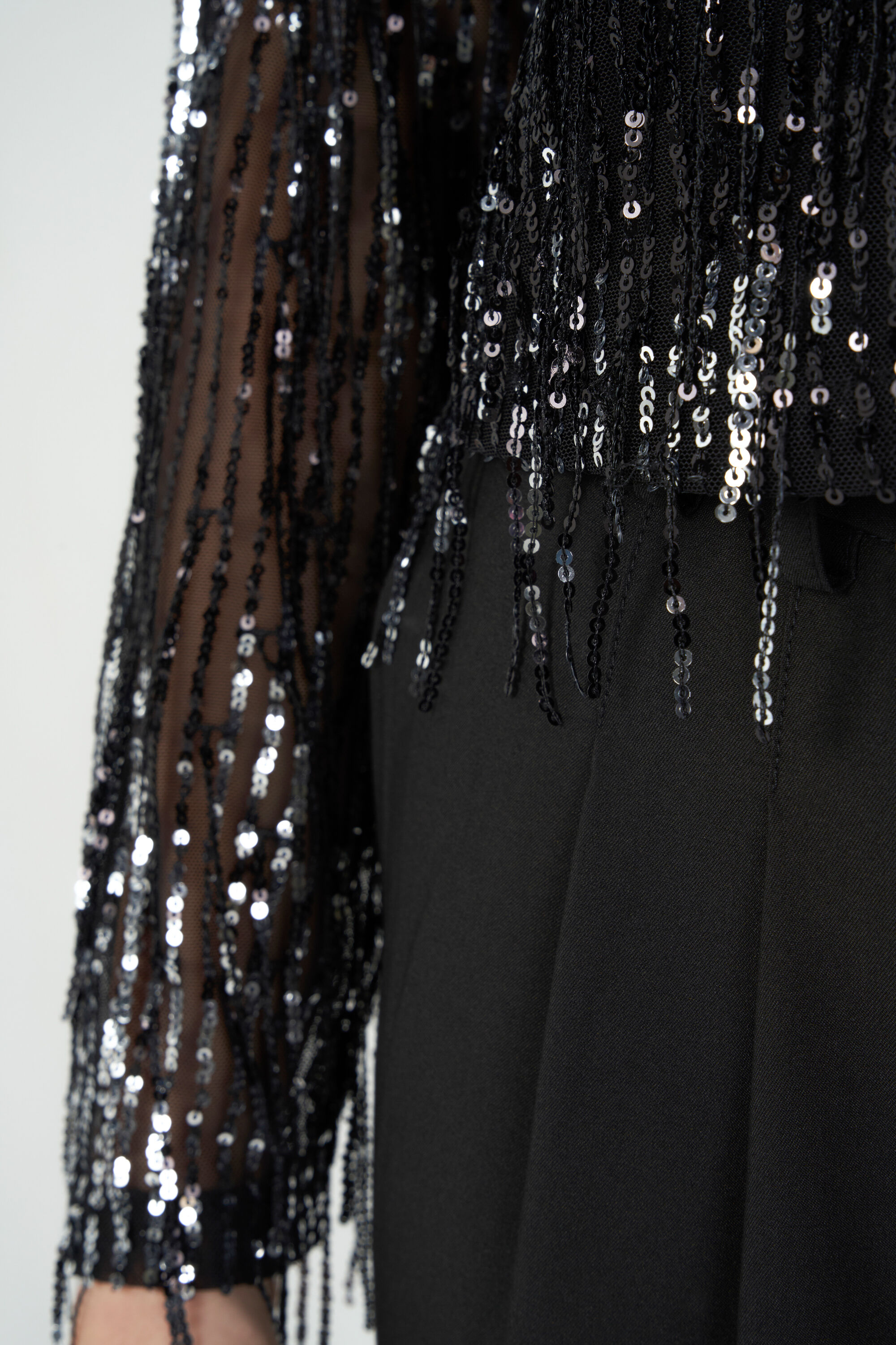 Top con lentejuelas y volantes image number 4