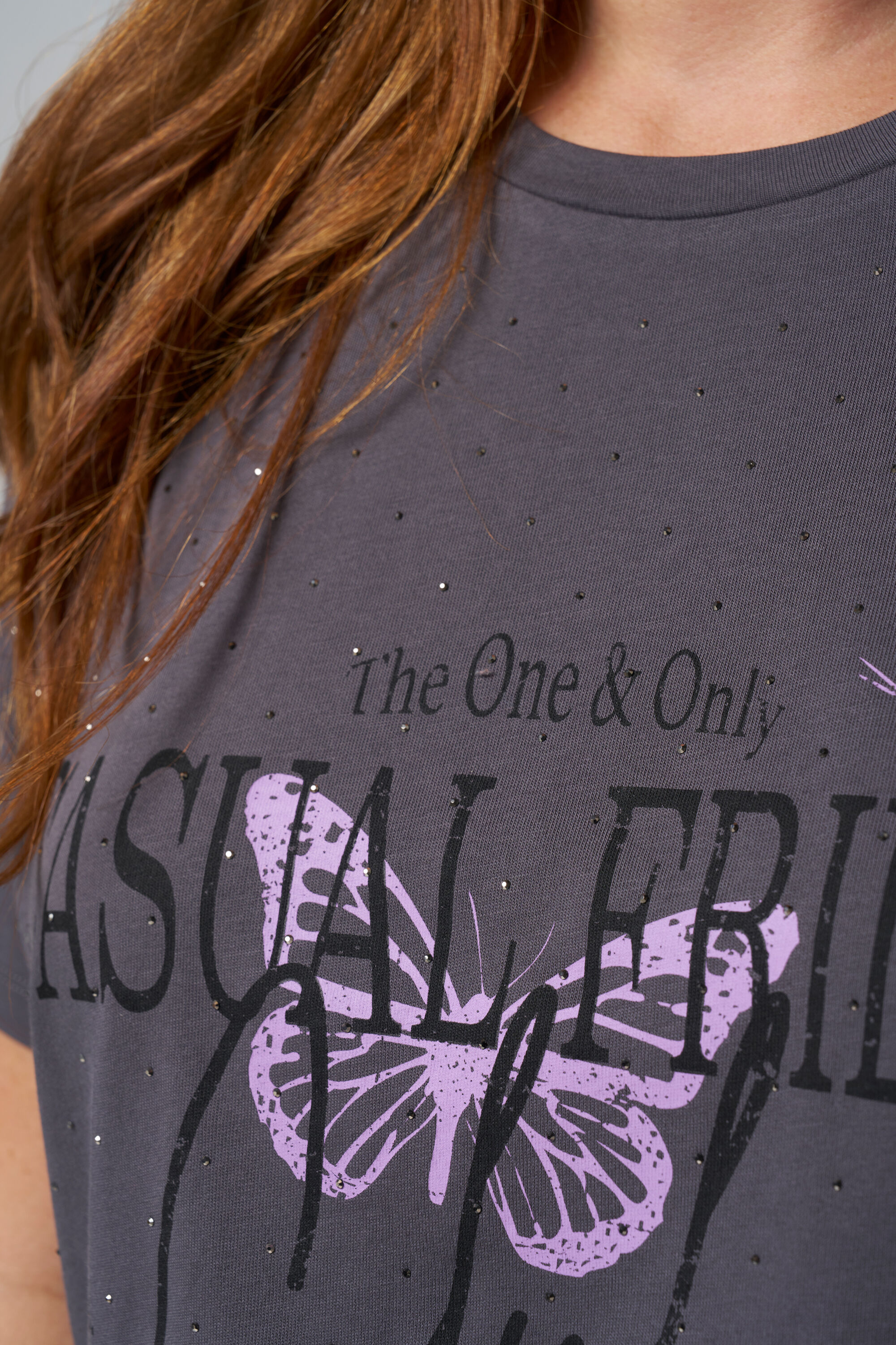 Camiseta con texto y detalles image number 4