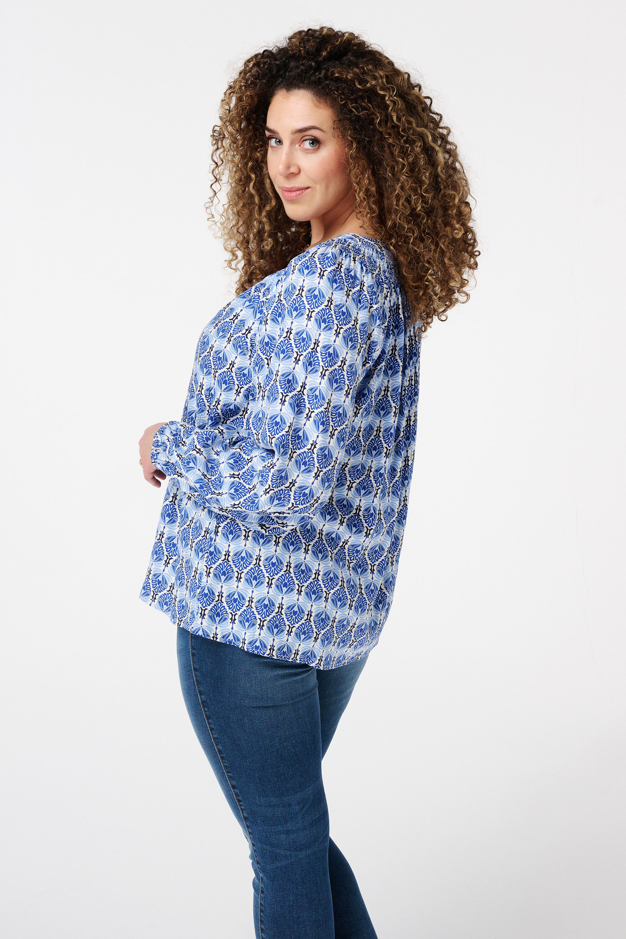 Blusa con detalle fruncido y estampado image number 3