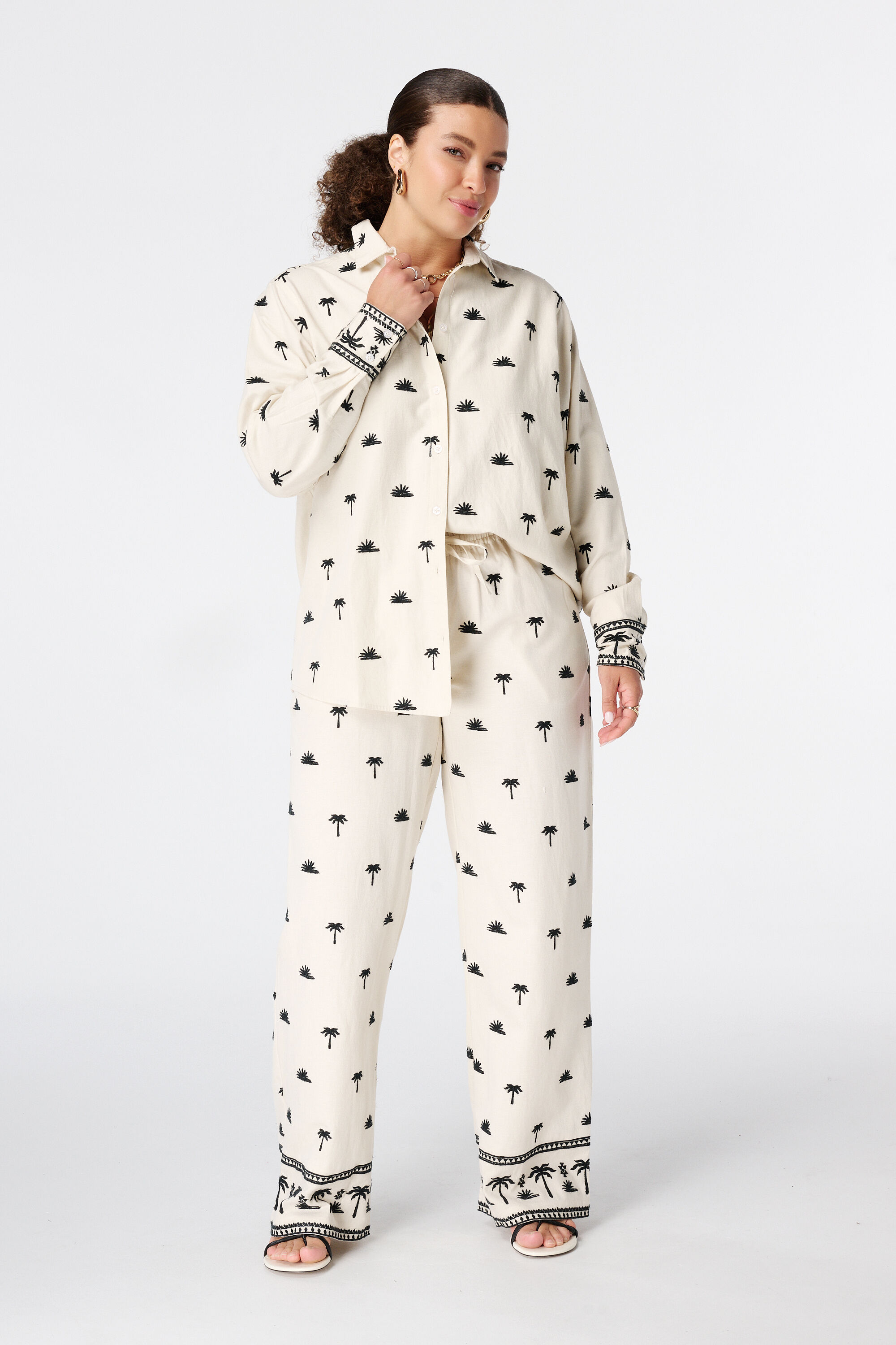 Pantal&oacute;n con detalles bordados image number 0