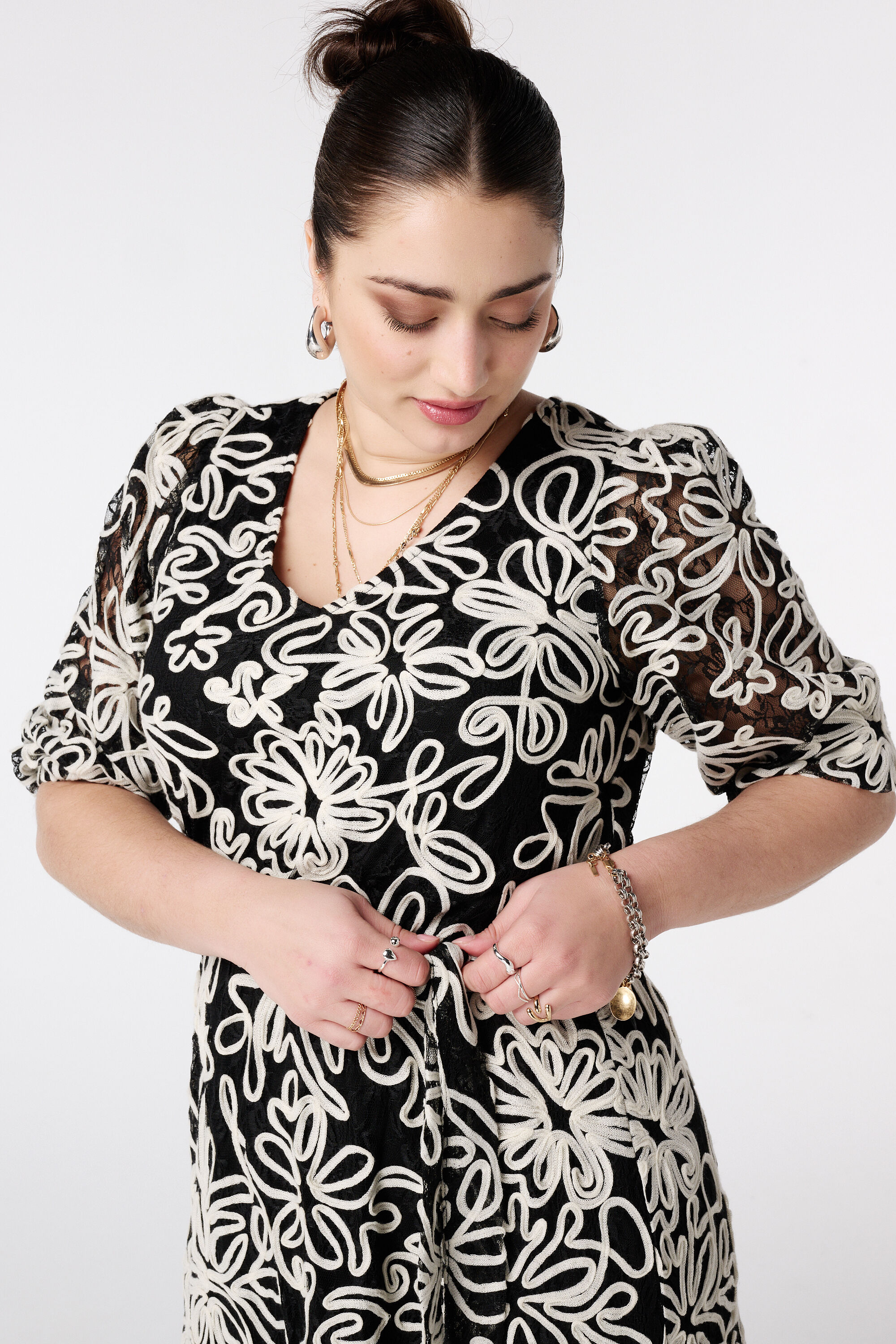 Vestido bordado con cintur&oacute;n image number 4