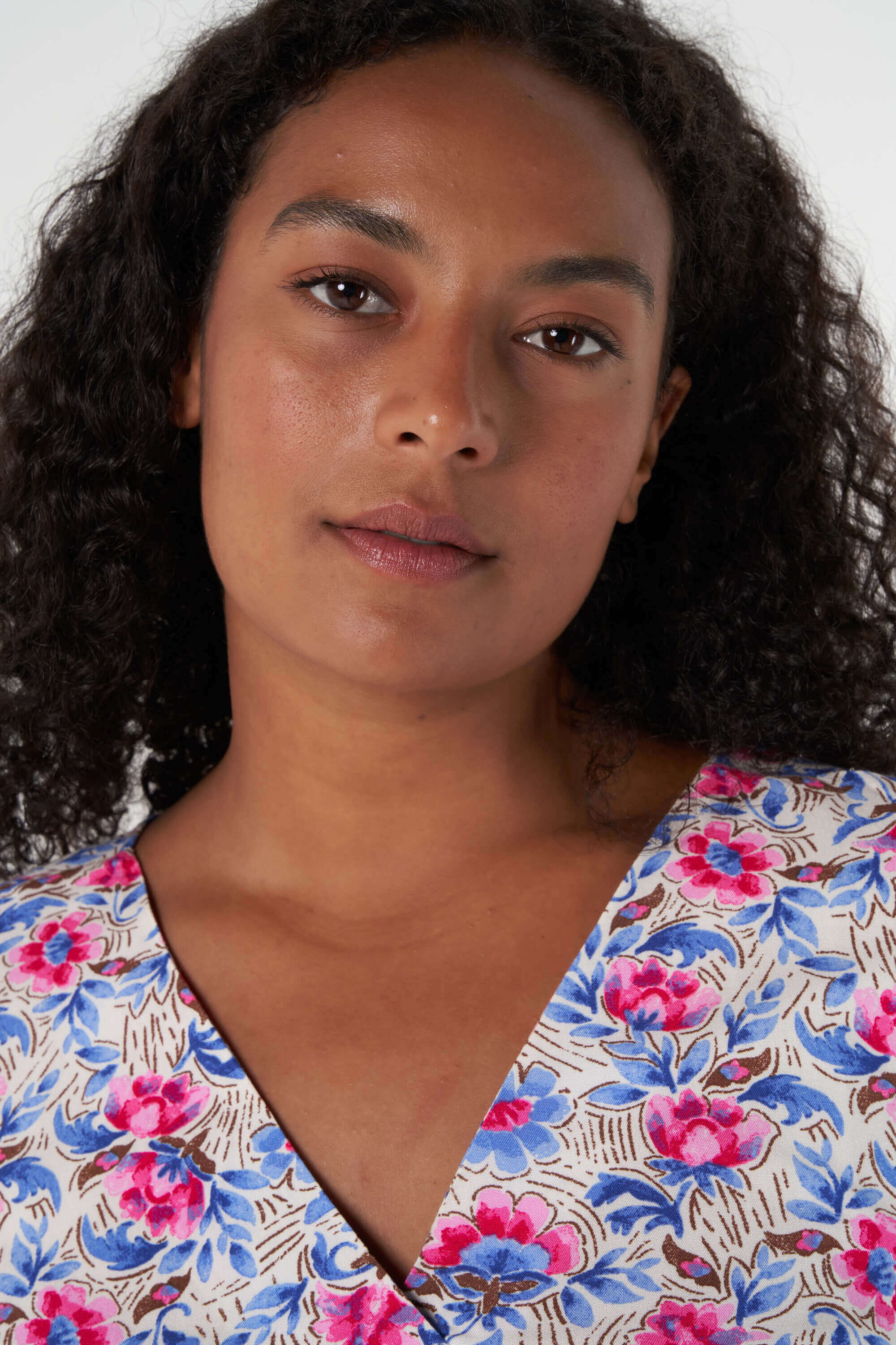 Blusa con un escote en V image number 4