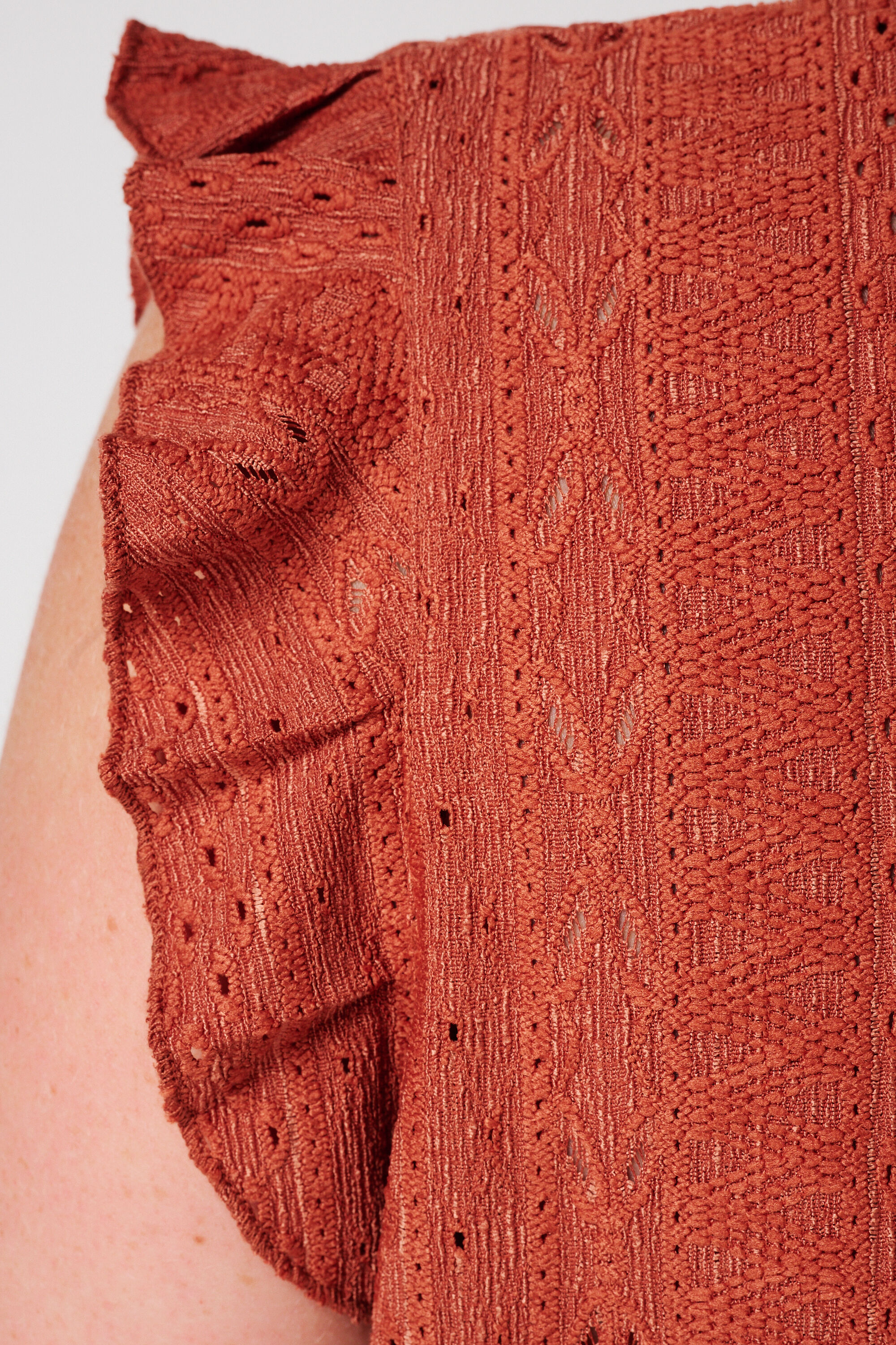 Top bordado con volantes image number 6