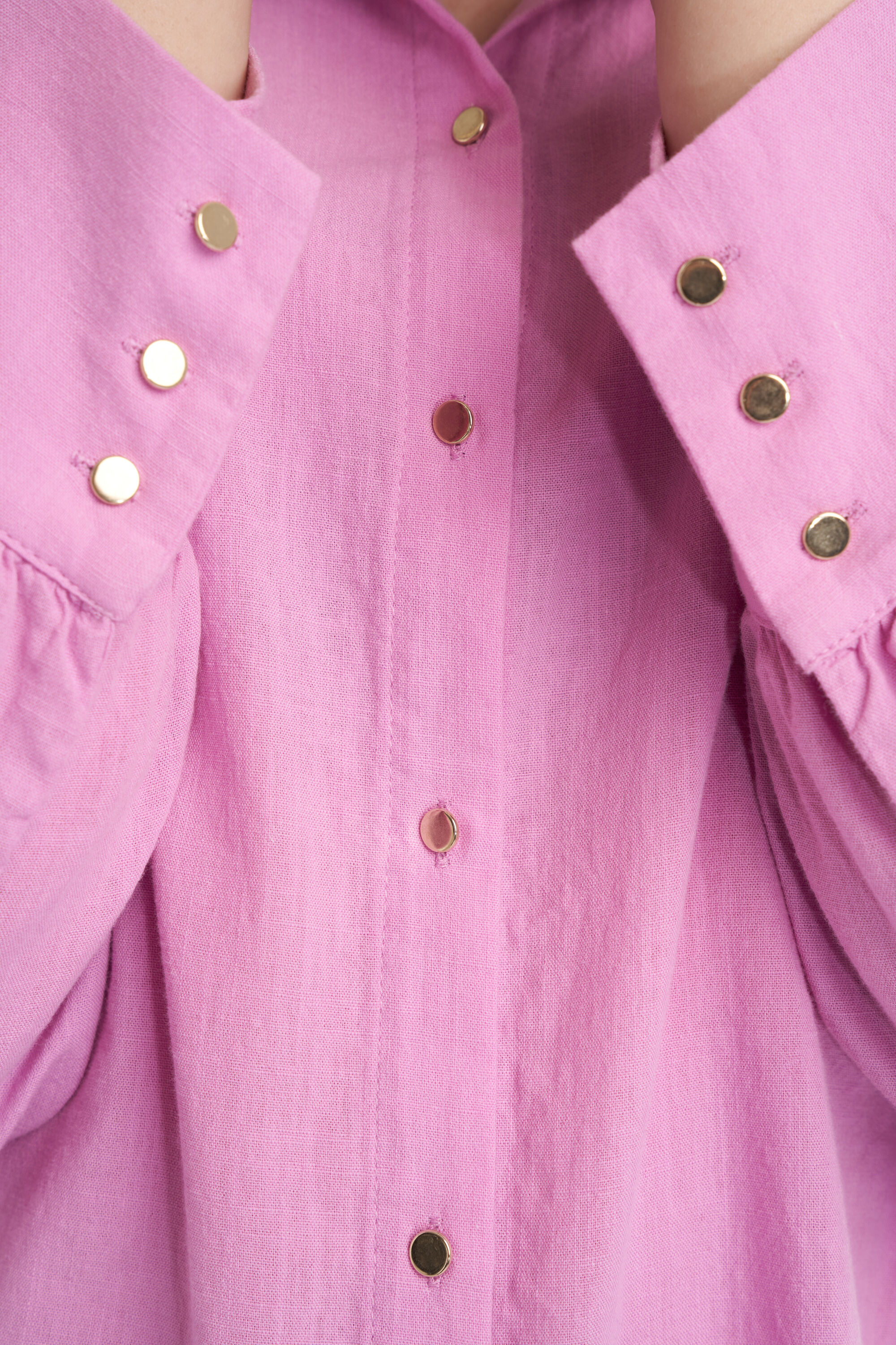 Blusa con mangas abullonadas image number 5