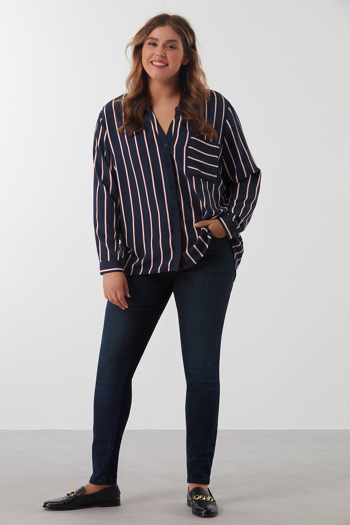 Blusa con bolsillo en el pecho image number 3
