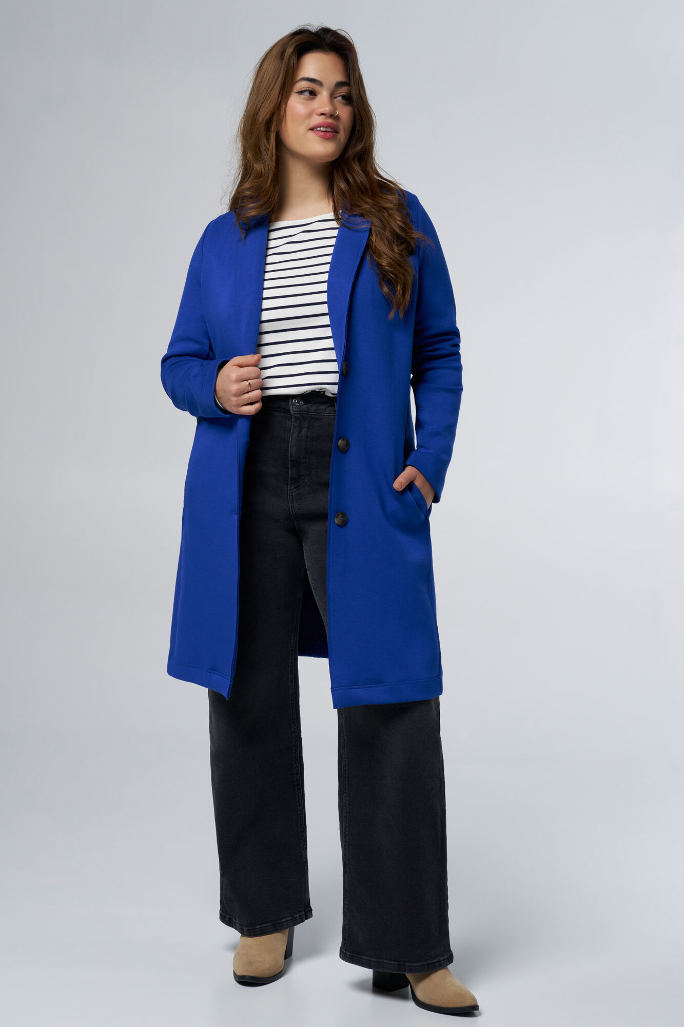 Abrigo con botones  image number 6