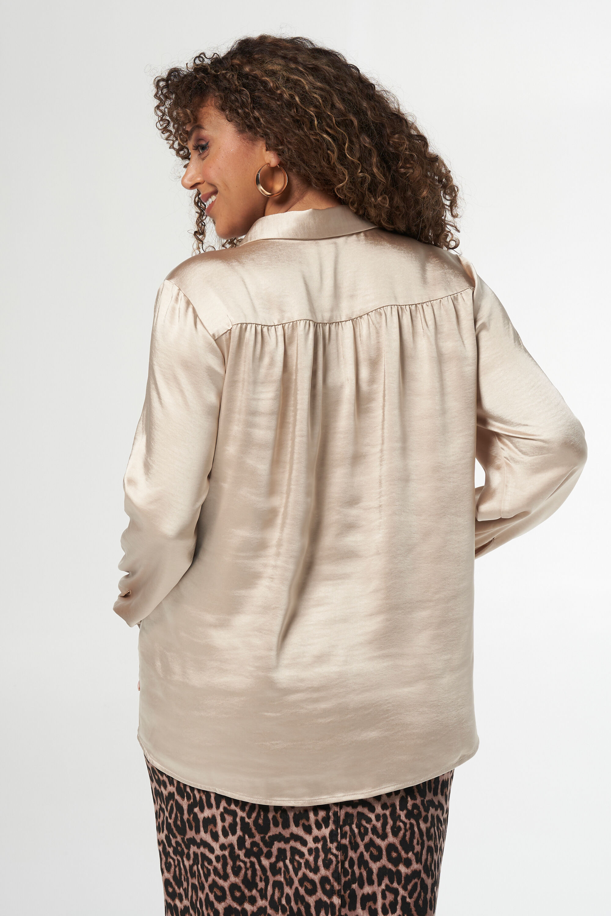 Blusa tipo sat&eacute;n image number 3