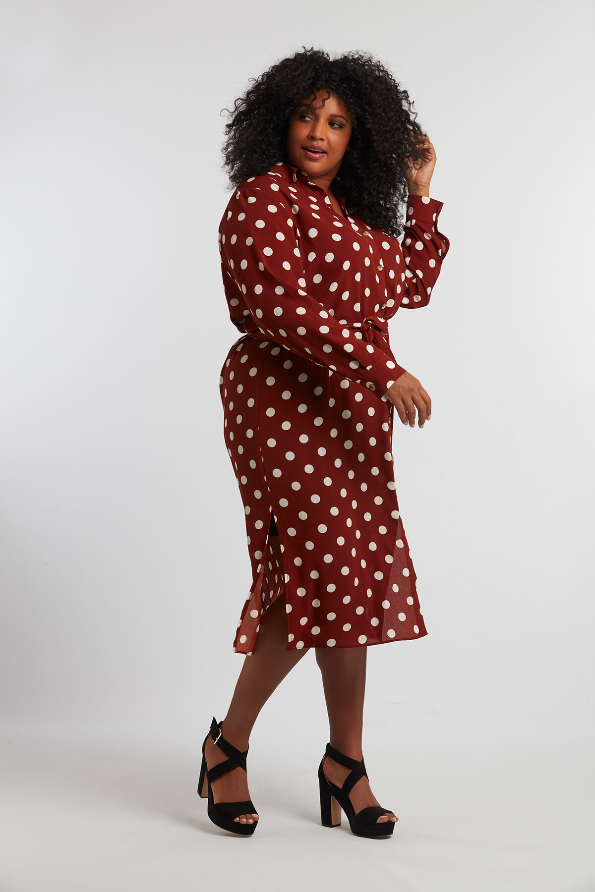 Vestido tipo camiseta de lunares image number 5